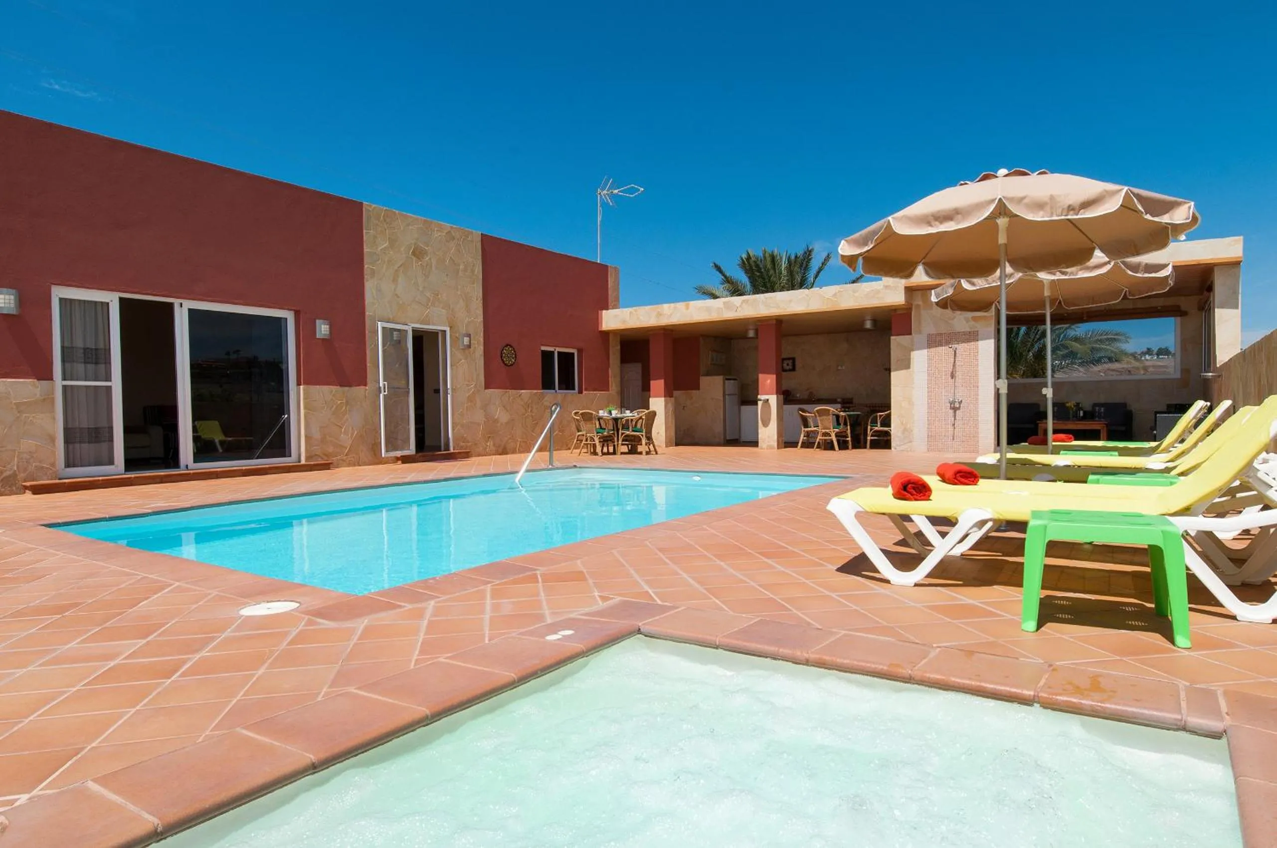 Swimming pool in Villa Los Azules with pool and jacuzzi