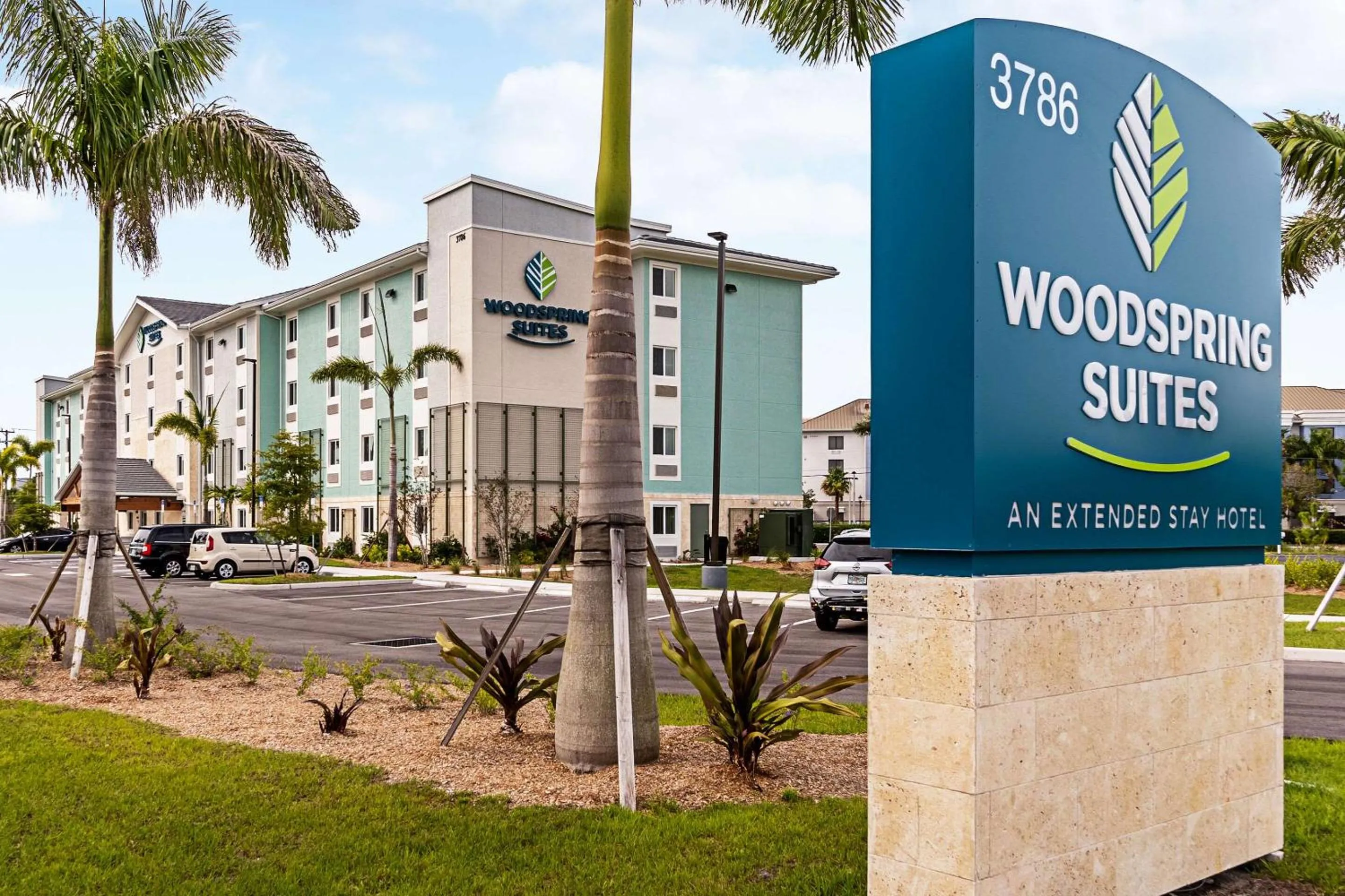 Property building in WoodSpring Suites Naples