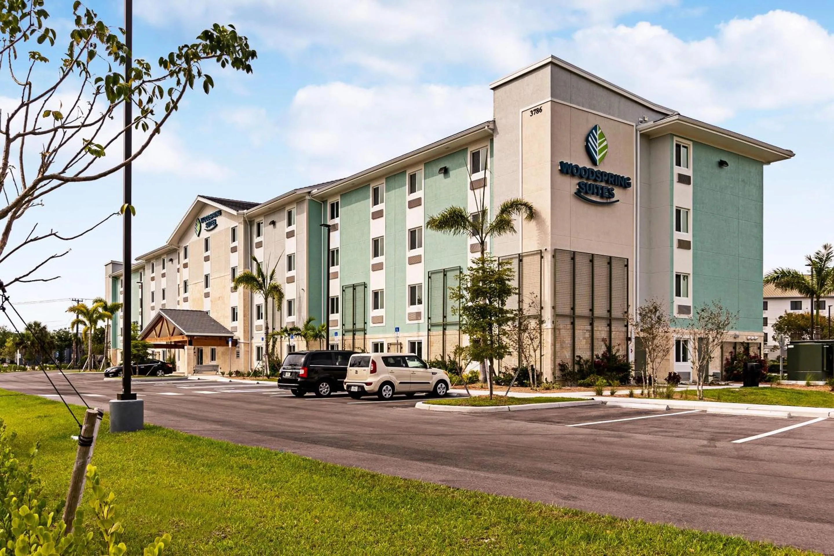 Property building in WoodSpring Suites Naples