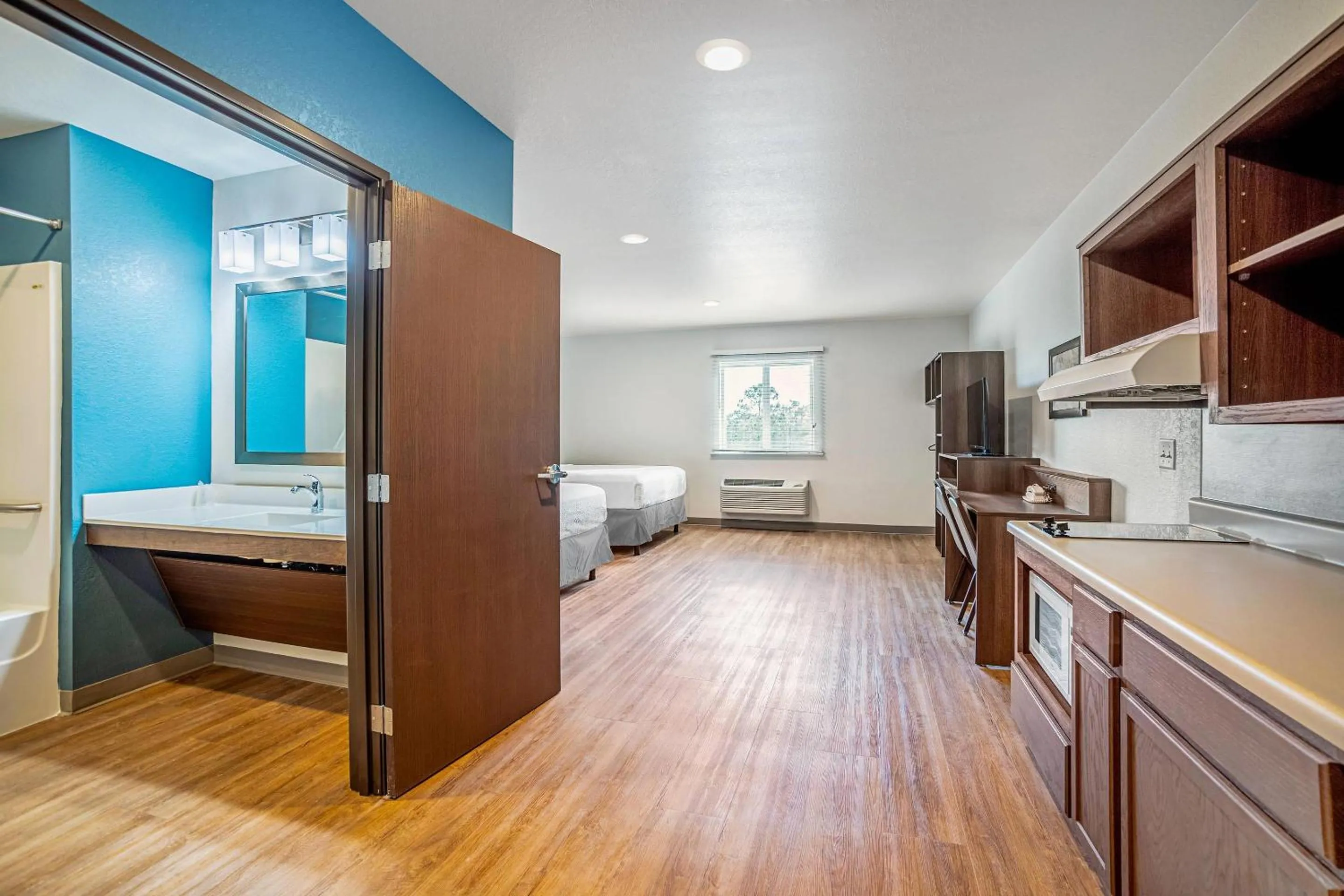 Bedroom, Bed in WoodSpring Suites Naples