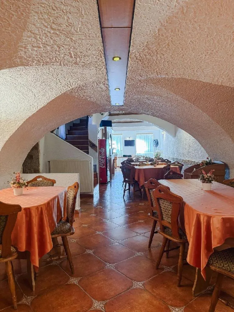 Restaurant/places to eat in Hotel Claudiu