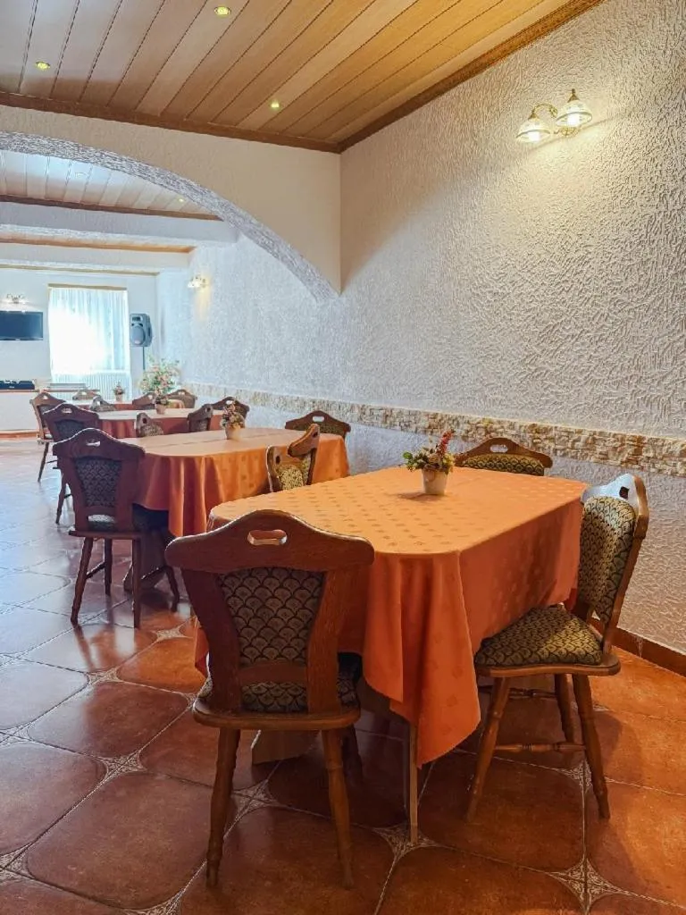 Restaurant/places to eat in Hotel Claudiu