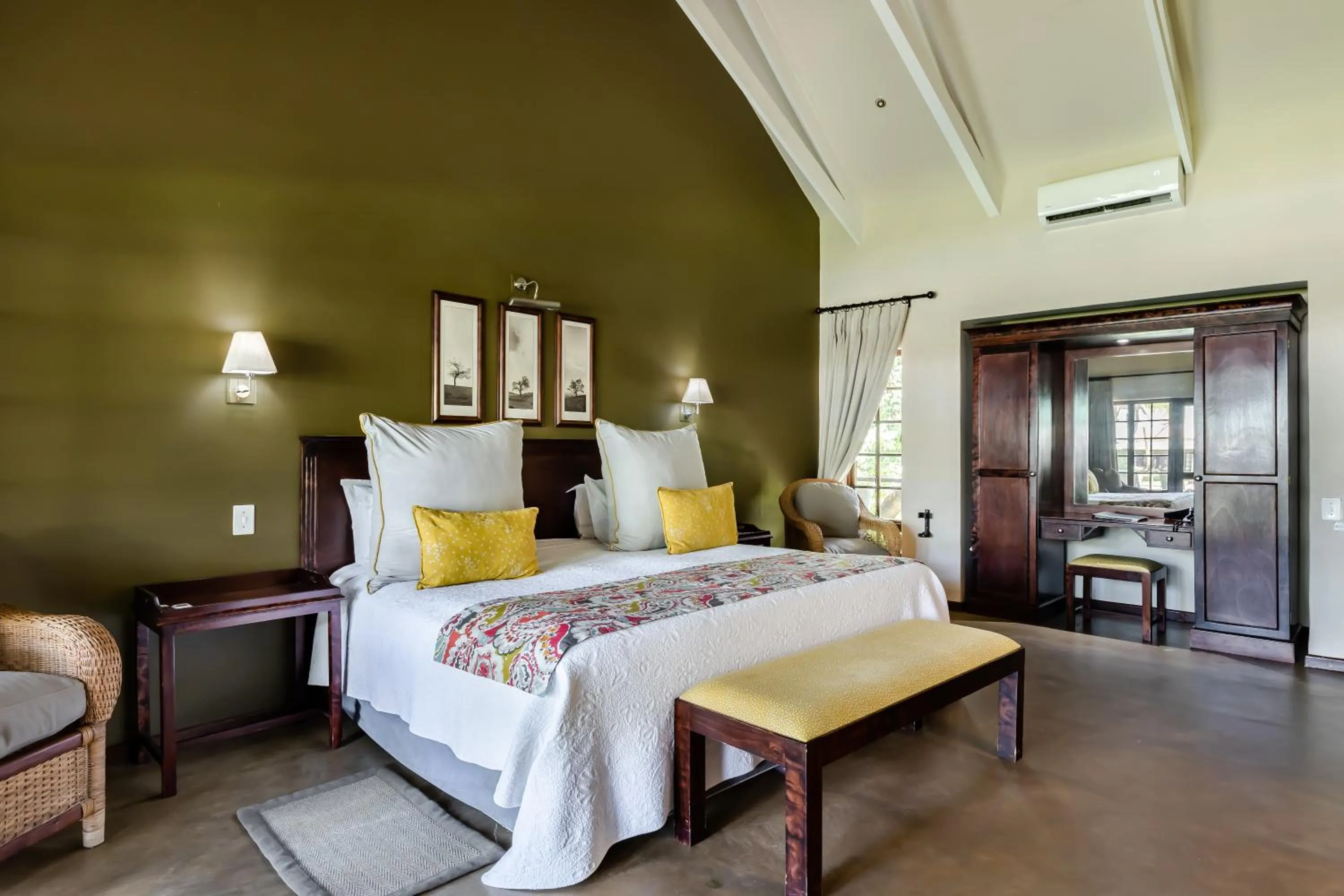 Bed in Perry's Bridge Hollow Boutique Hotel