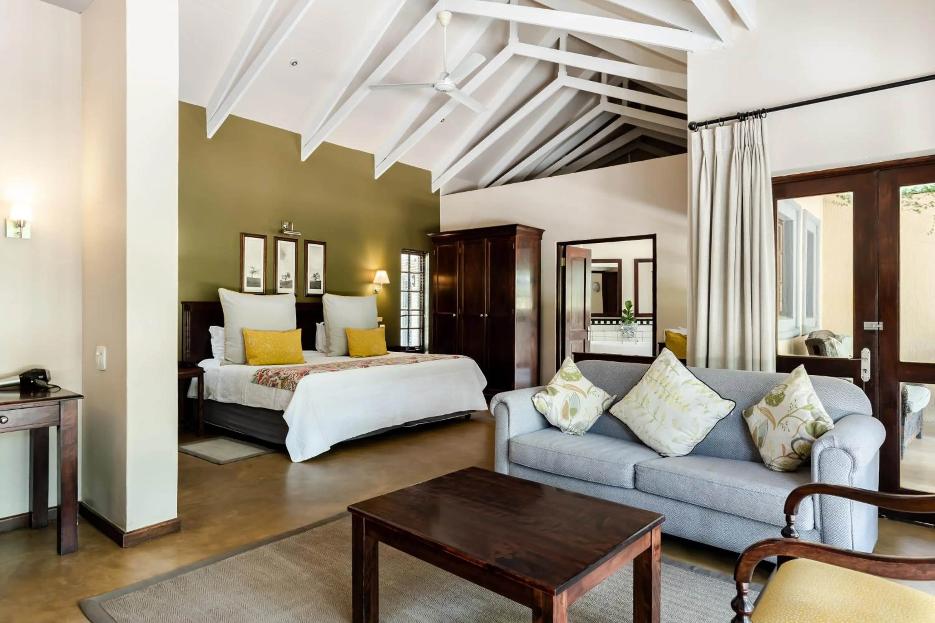 Bed in Perry's Bridge Hollow Boutique Hotel