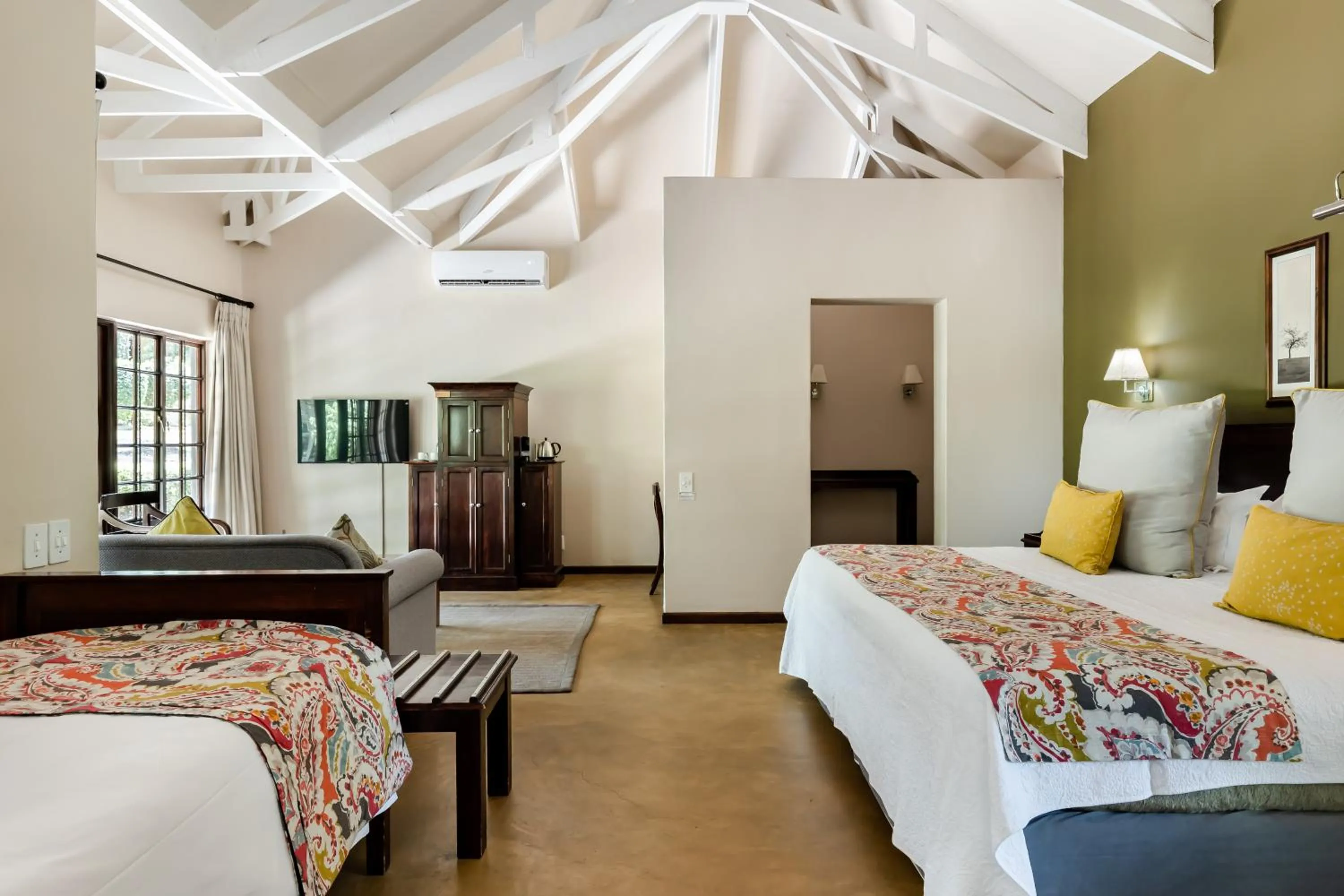 Bed in Perry's Bridge Hollow Boutique Hotel