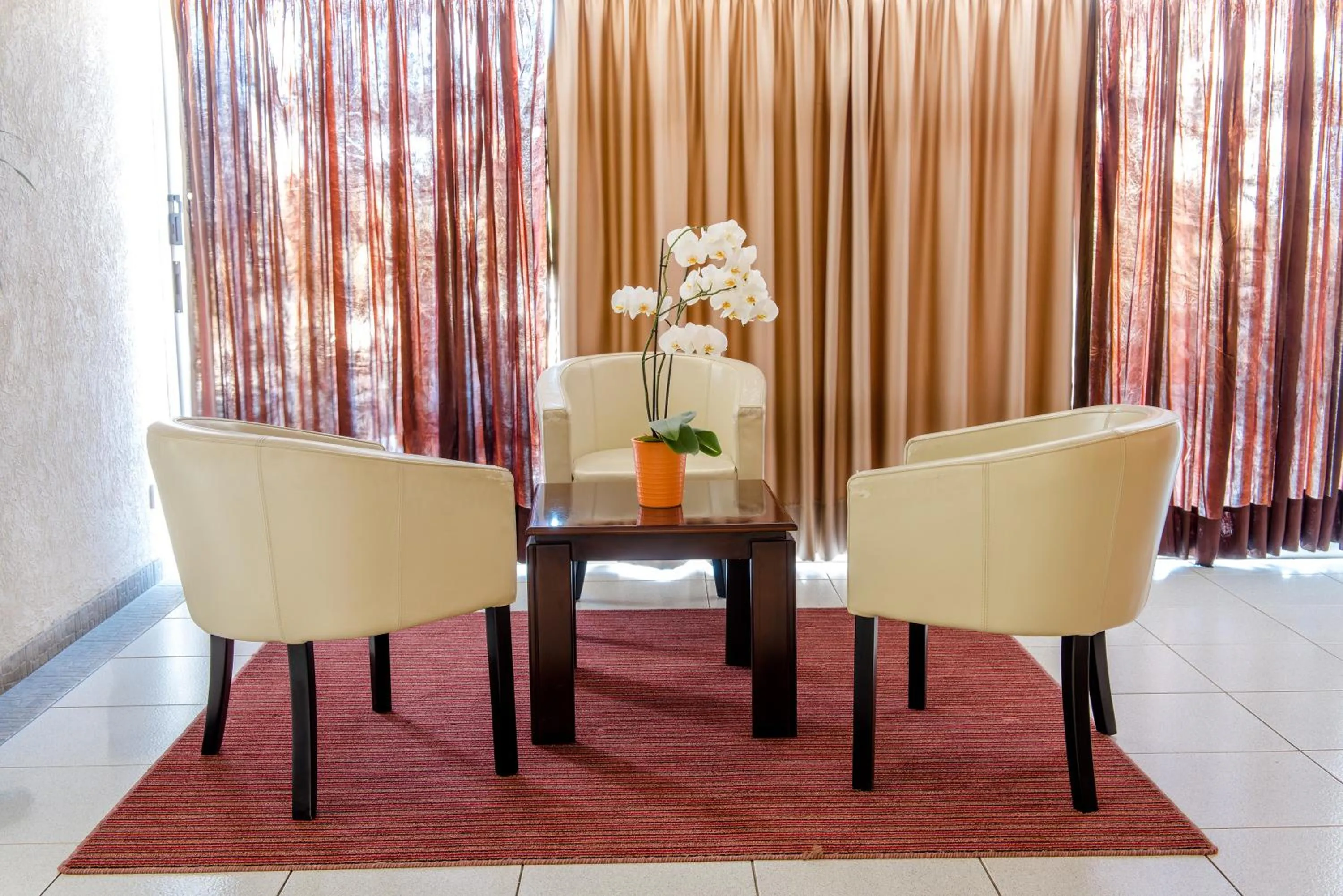 Photo of the whole room in King's Hotel