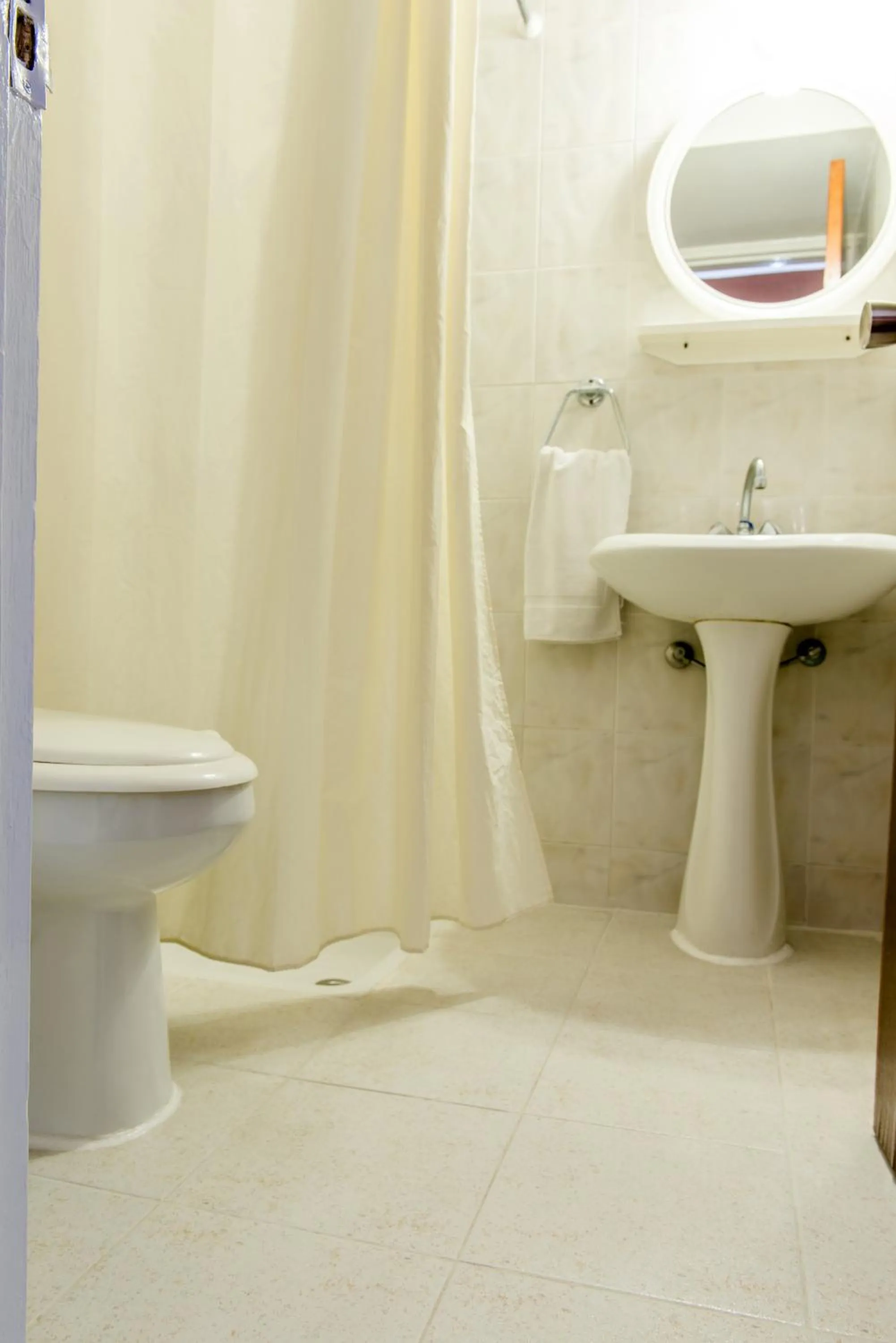 Bathroom in King's Hotel