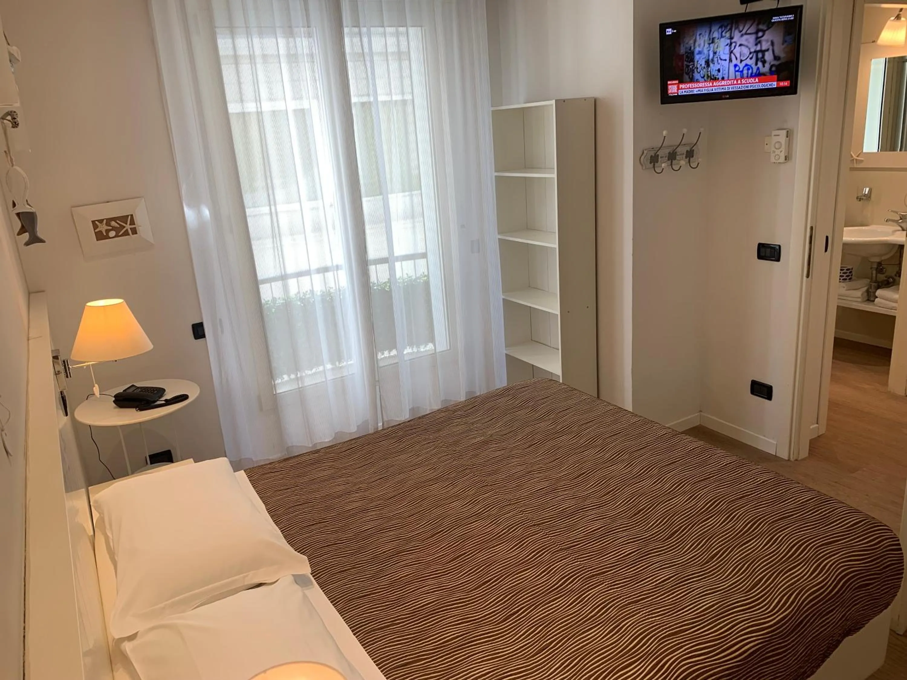 Photo of the whole room, Bed in Residence Aida