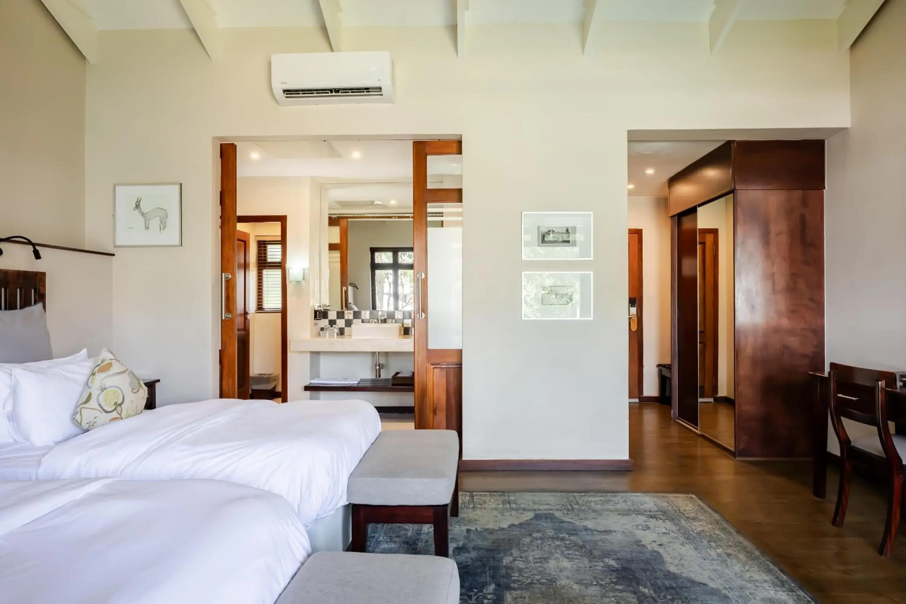 Shower, Bed in Casterbridge Hollow Boutique Hotel Shower, Bed in Casterbridge Hollow Boutique Hotel