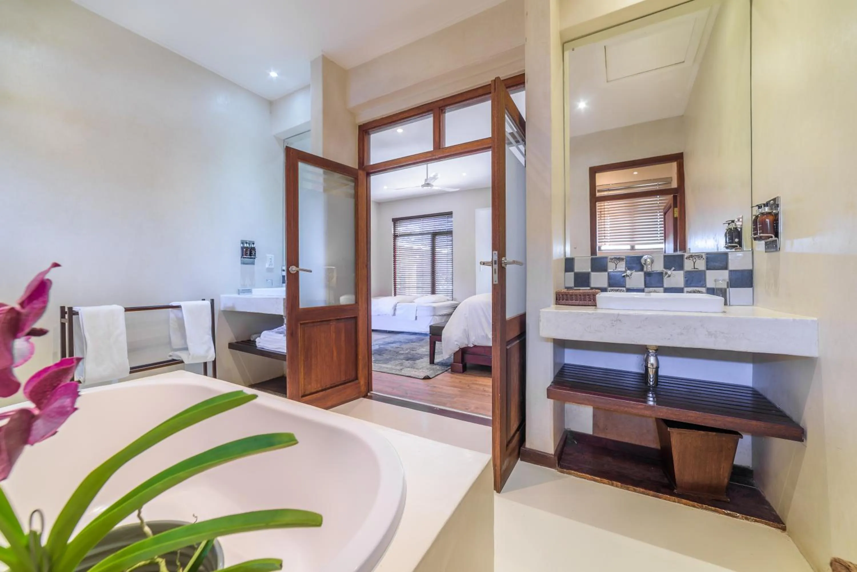 Bathroom, Bed in Casterbridge Hollow Boutique Hotel