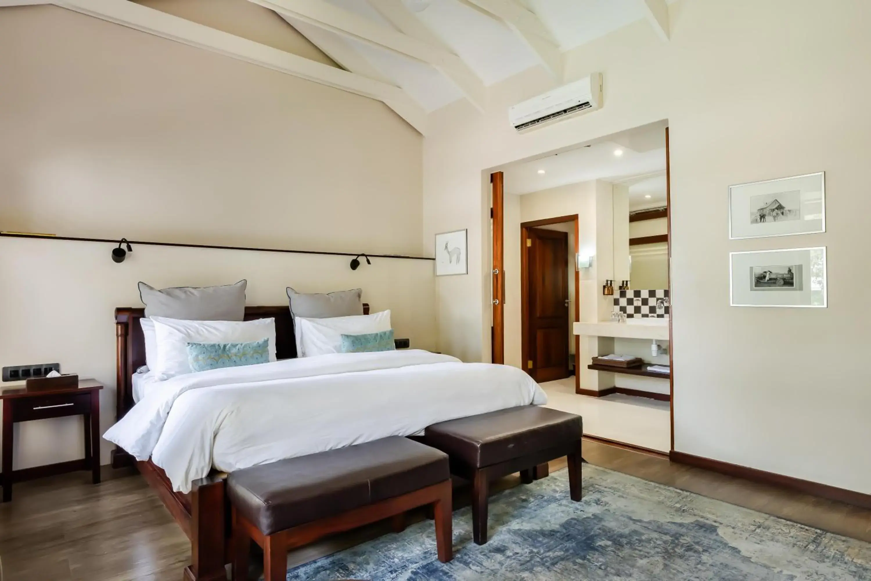 Shower, Bed in Casterbridge Hollow Boutique Hotel Shower, Bed in Casterbridge Hollow Boutique Hotel