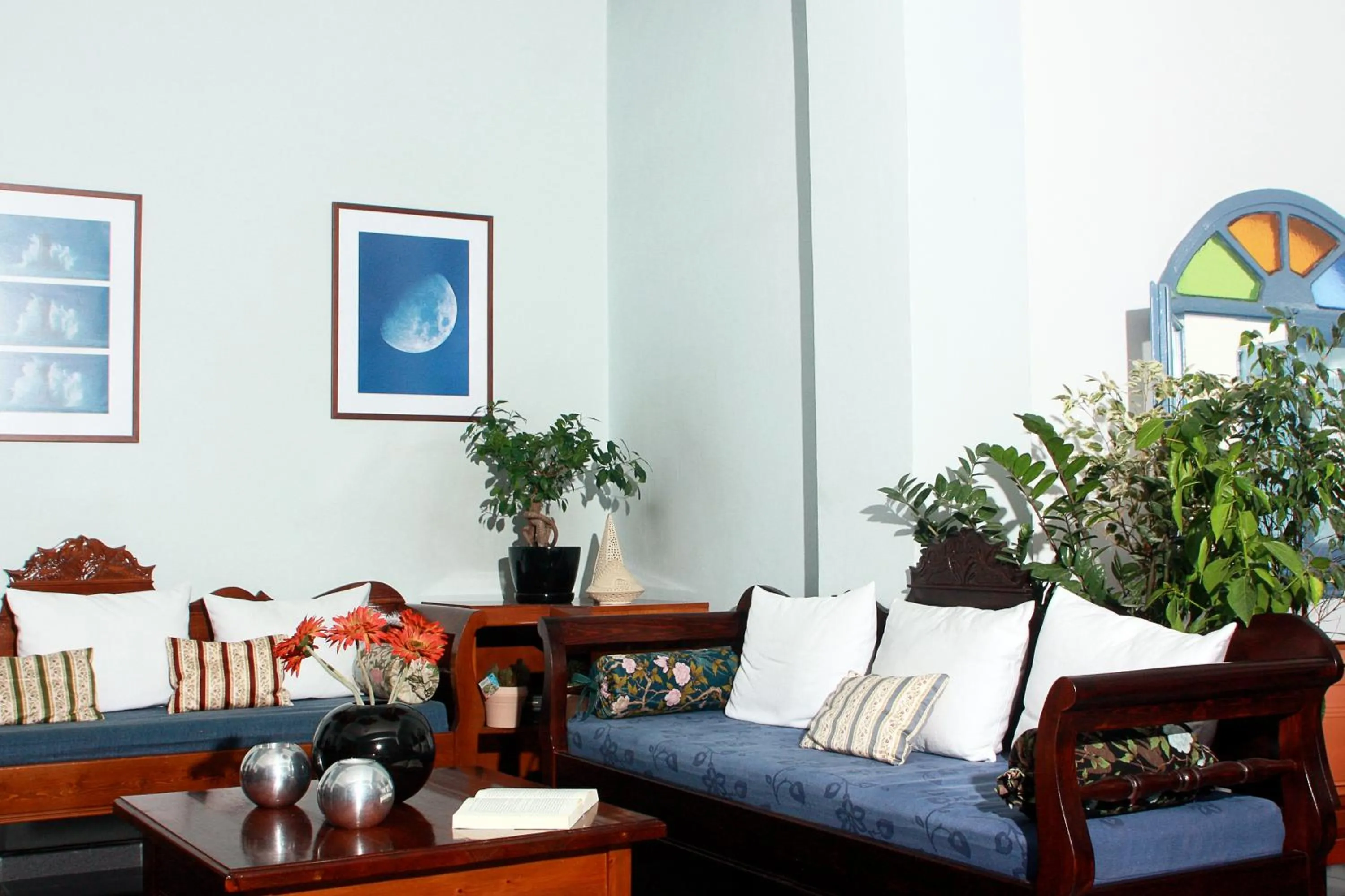 Communal lounge/ TV room in Hotel Kalma