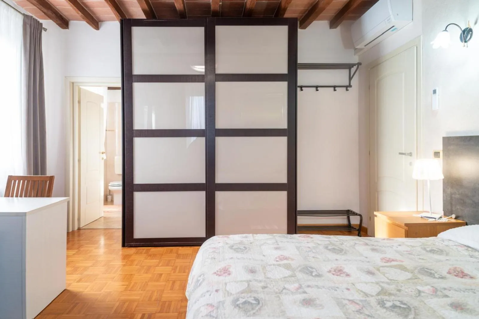 wardrobe, Bed in La Fossetta B&B