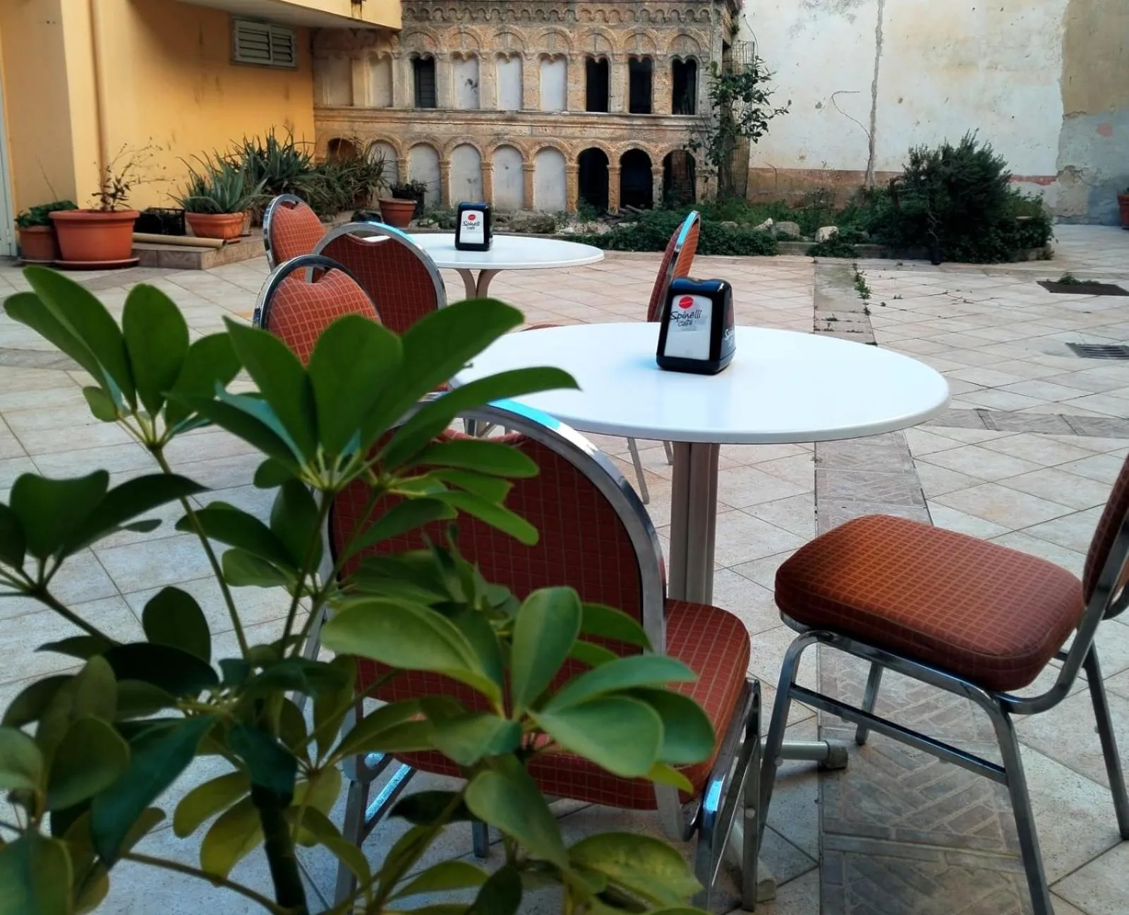 Inner courtyard view in Hotel Colibrì