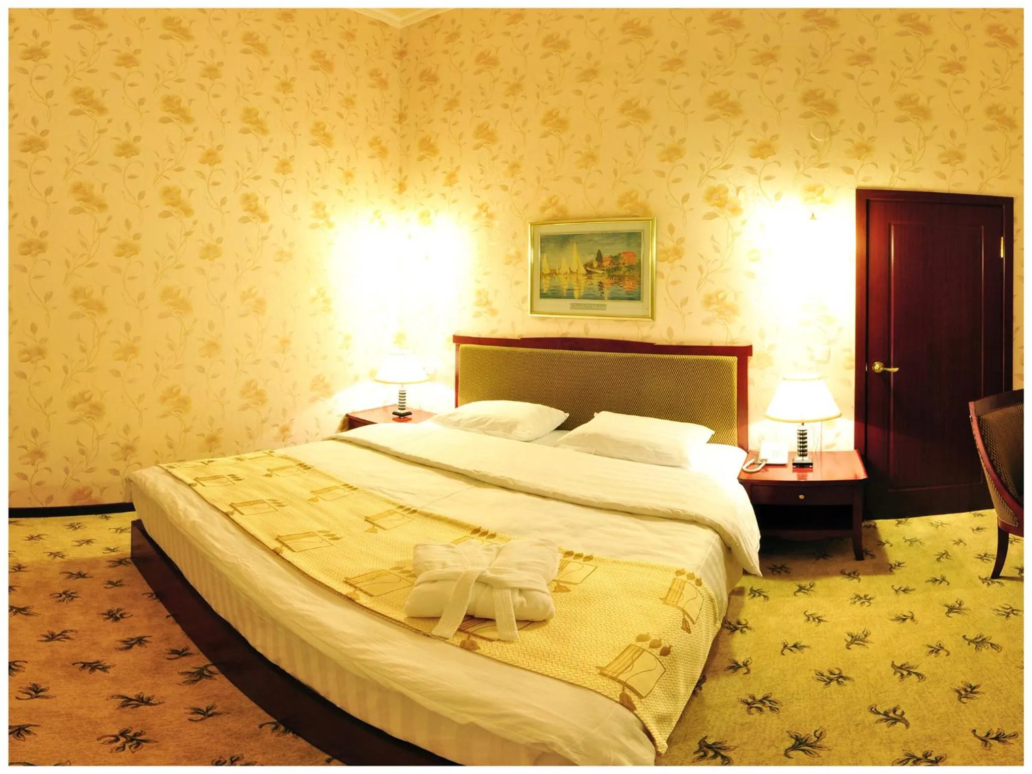 Bedroom, Bed in Golden Valley Hotel