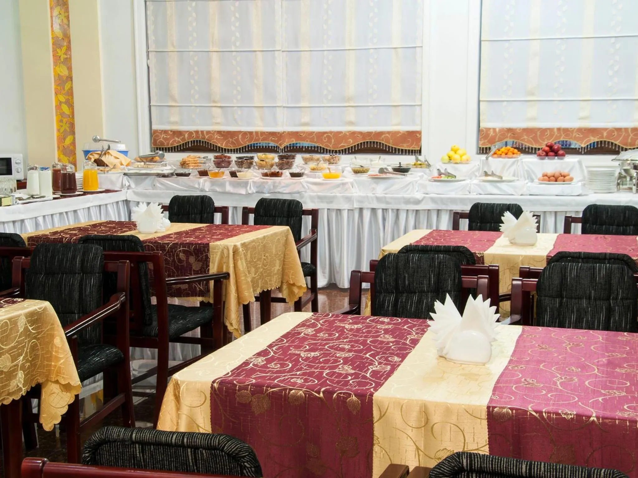 Restaurant/places to eat in Golden Valley Hotel