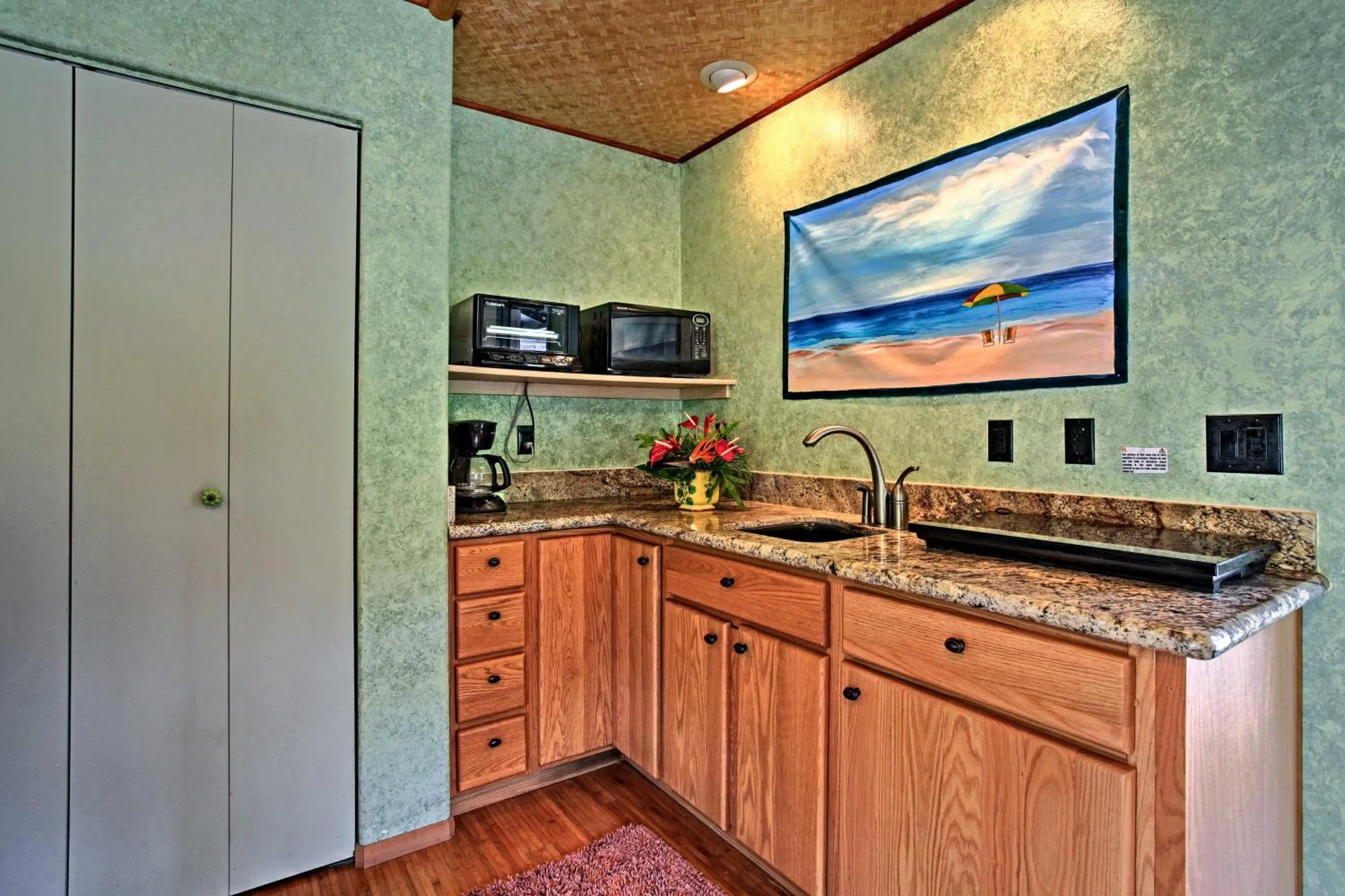 Kitchen or kitchenette in The Great Kona Escape