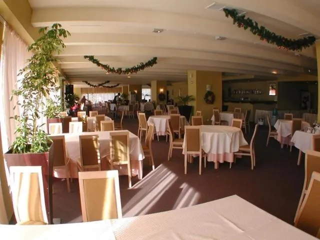 Restaurant/places to eat in Snezhanka Apartments TMF