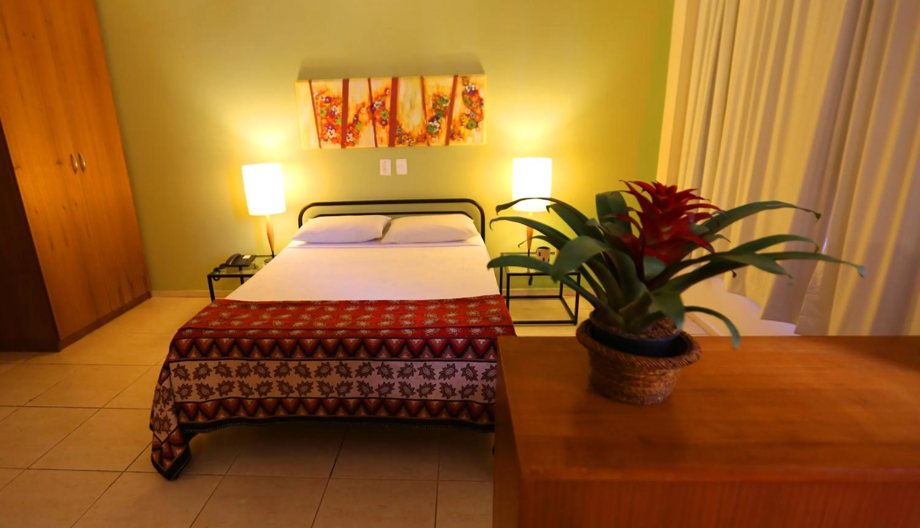 Photo of the whole room, Bed in Mansoori Apart II