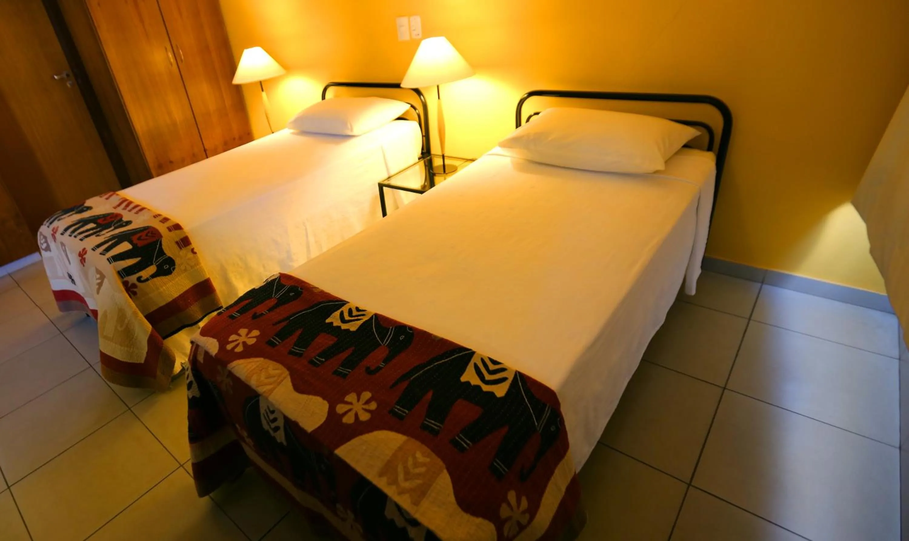 Photo of the whole room, Bed in Mansoori Apart II