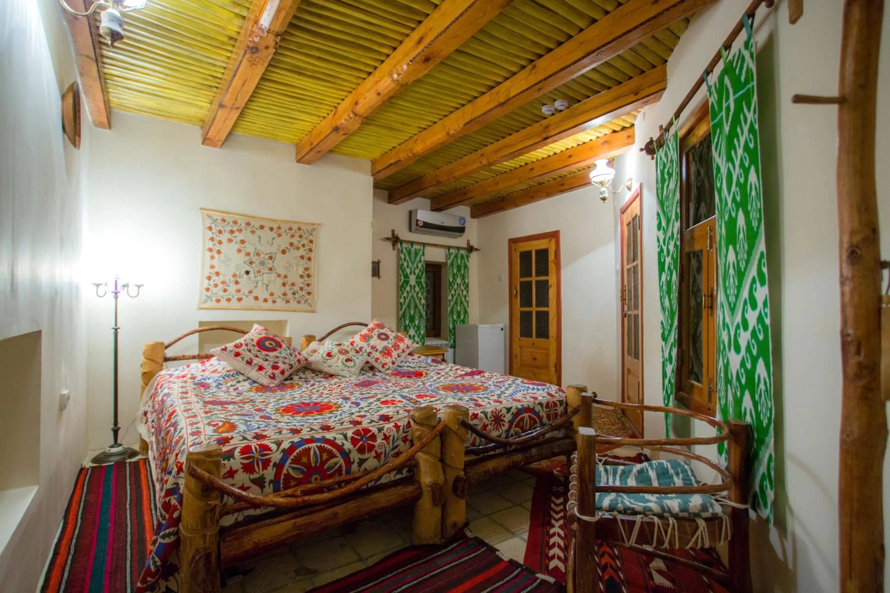 Photo of the whole room, Bed in Amulet Hotel