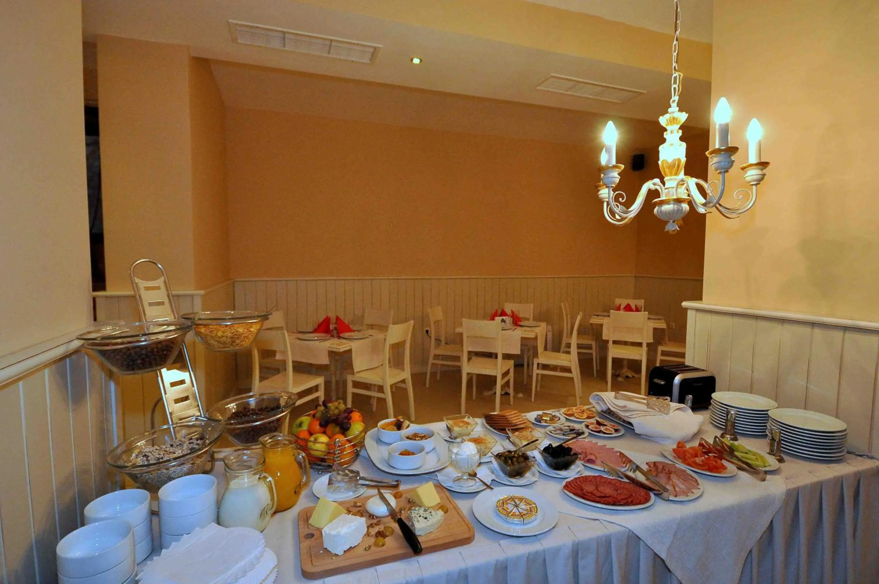 Restaurant/places to eat in Maria-Antoaneta Residence