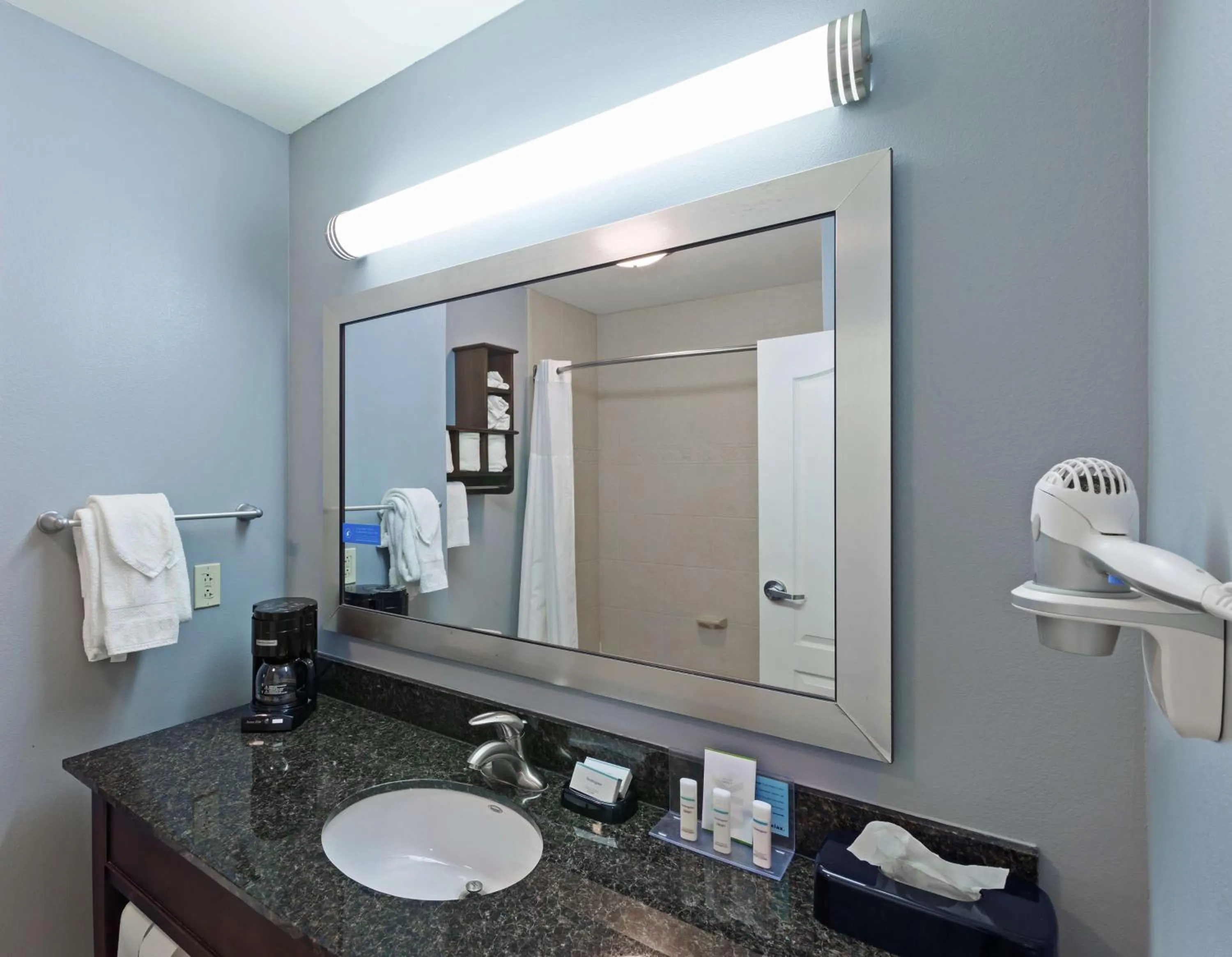 Bathroom in Hampton Inn & Suites Shreveport/Bossier City at Airline Drive