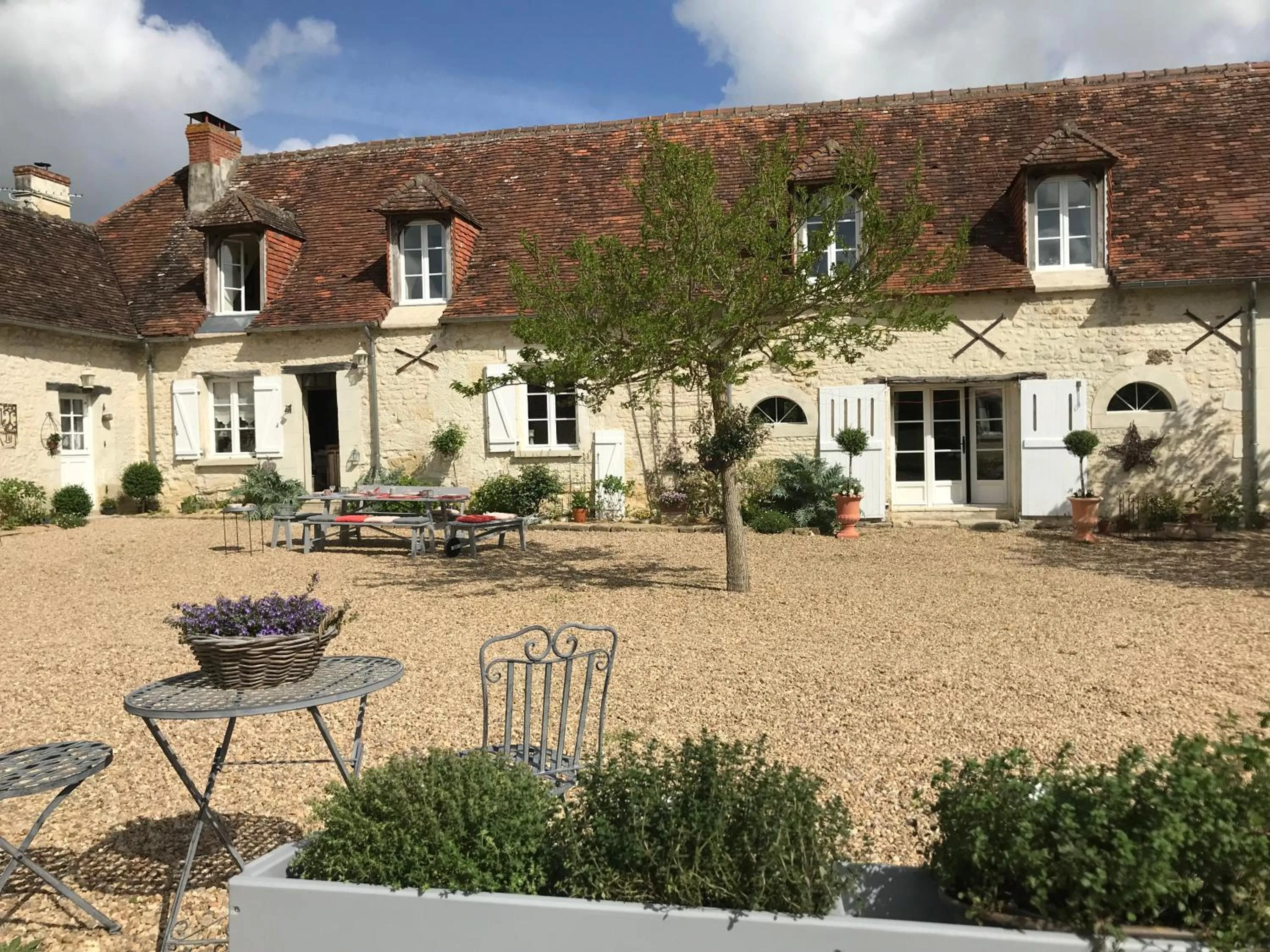 Inner courtyard view in La Ferme Blanche