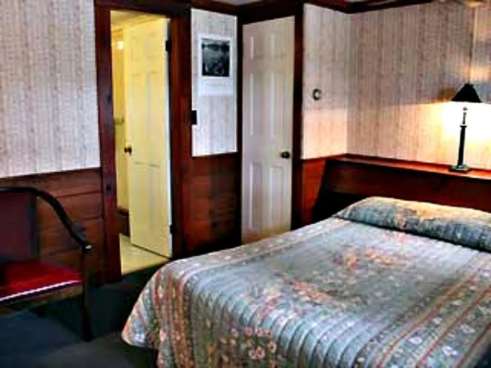 Photo of the whole room in White Trellis Motel