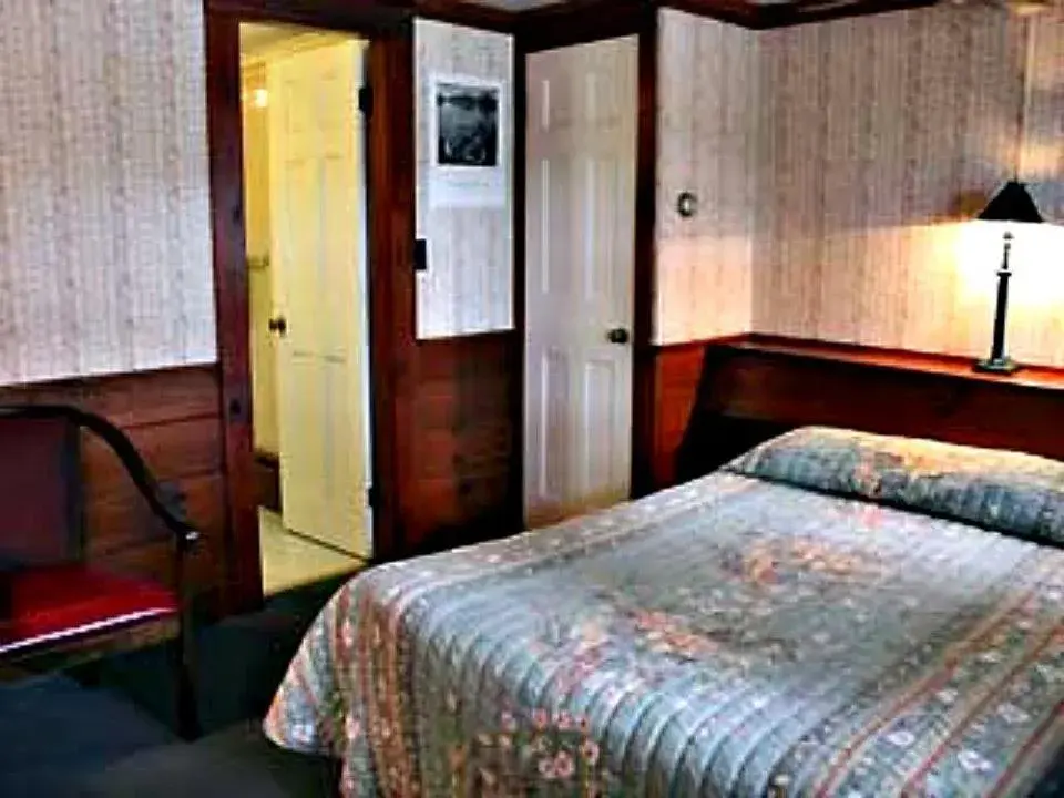 Double Room with One Double Bed in White Trellis Motel Double Room with One Double Bed in White Trellis Motel