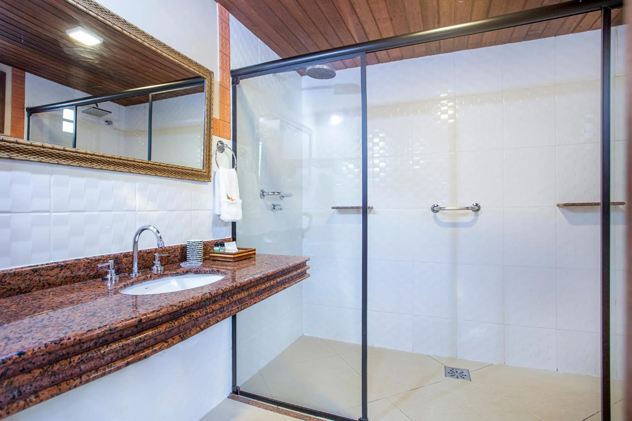 Shower in Pousada Cavaleiro dos Pireneus