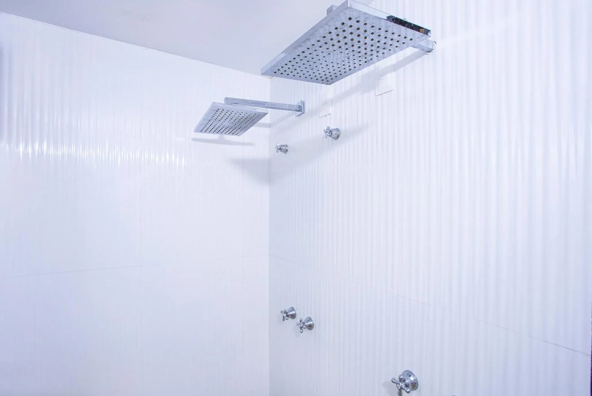 Shower in Pousada Cavaleiro dos Pireneus