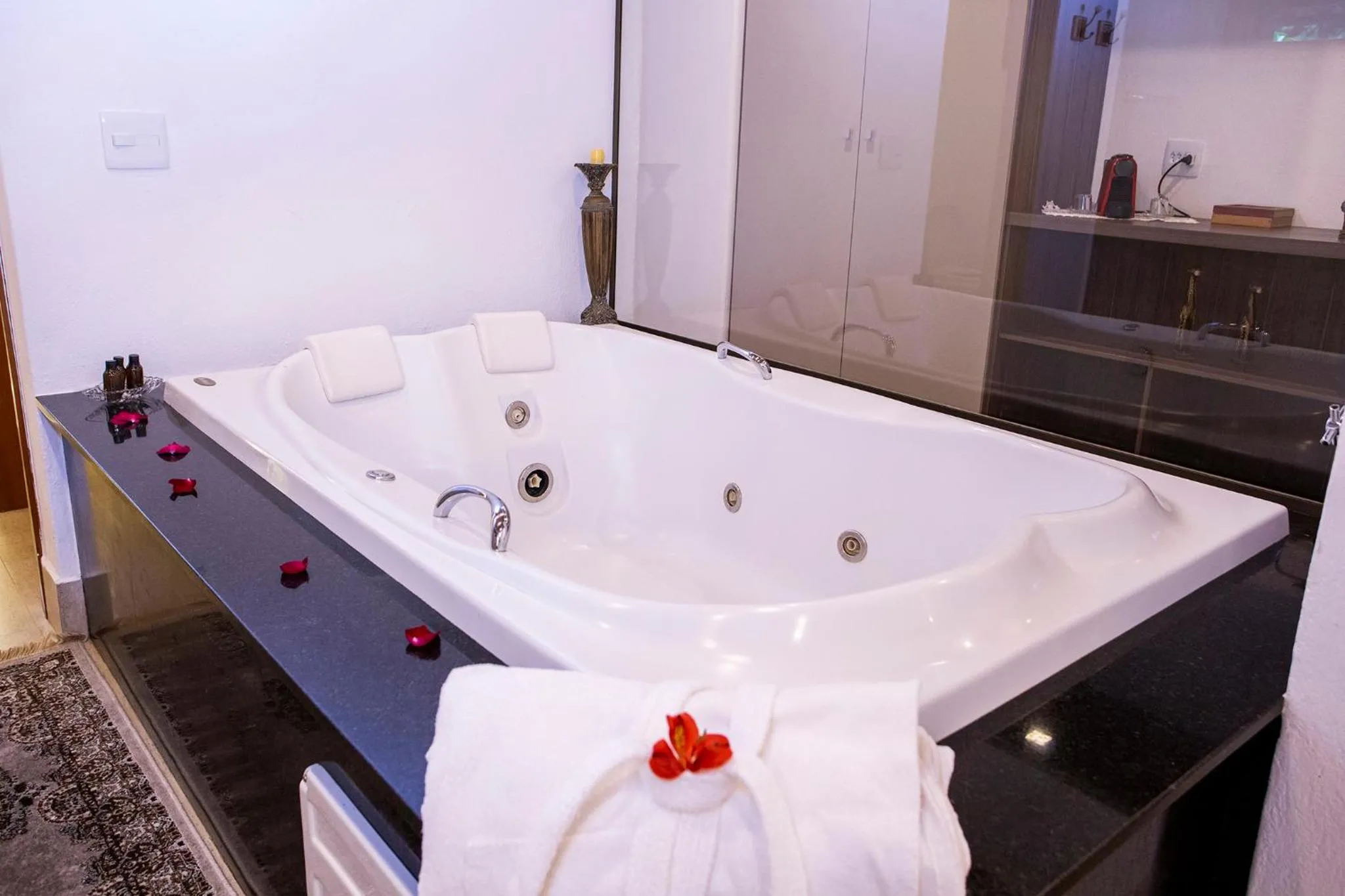 Hot Tub in Pousada Cavaleiro dos Pireneus