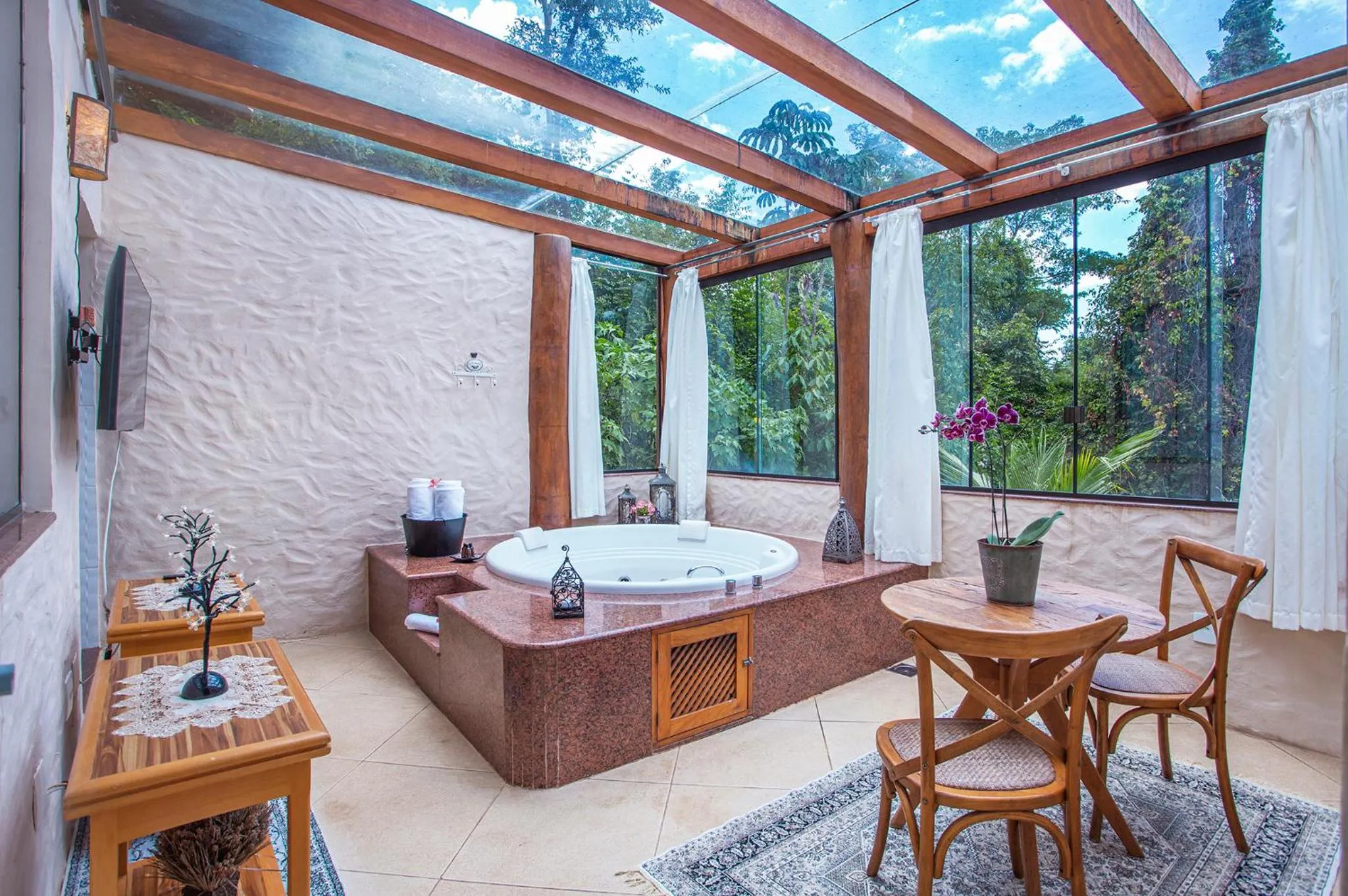 Hot Tub in Pousada Cavaleiro dos Pireneus