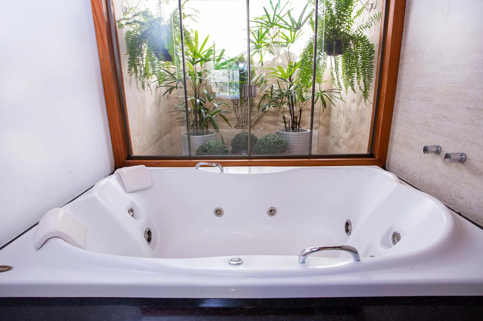 Hot Tub in Pousada Cavaleiro dos Pireneus