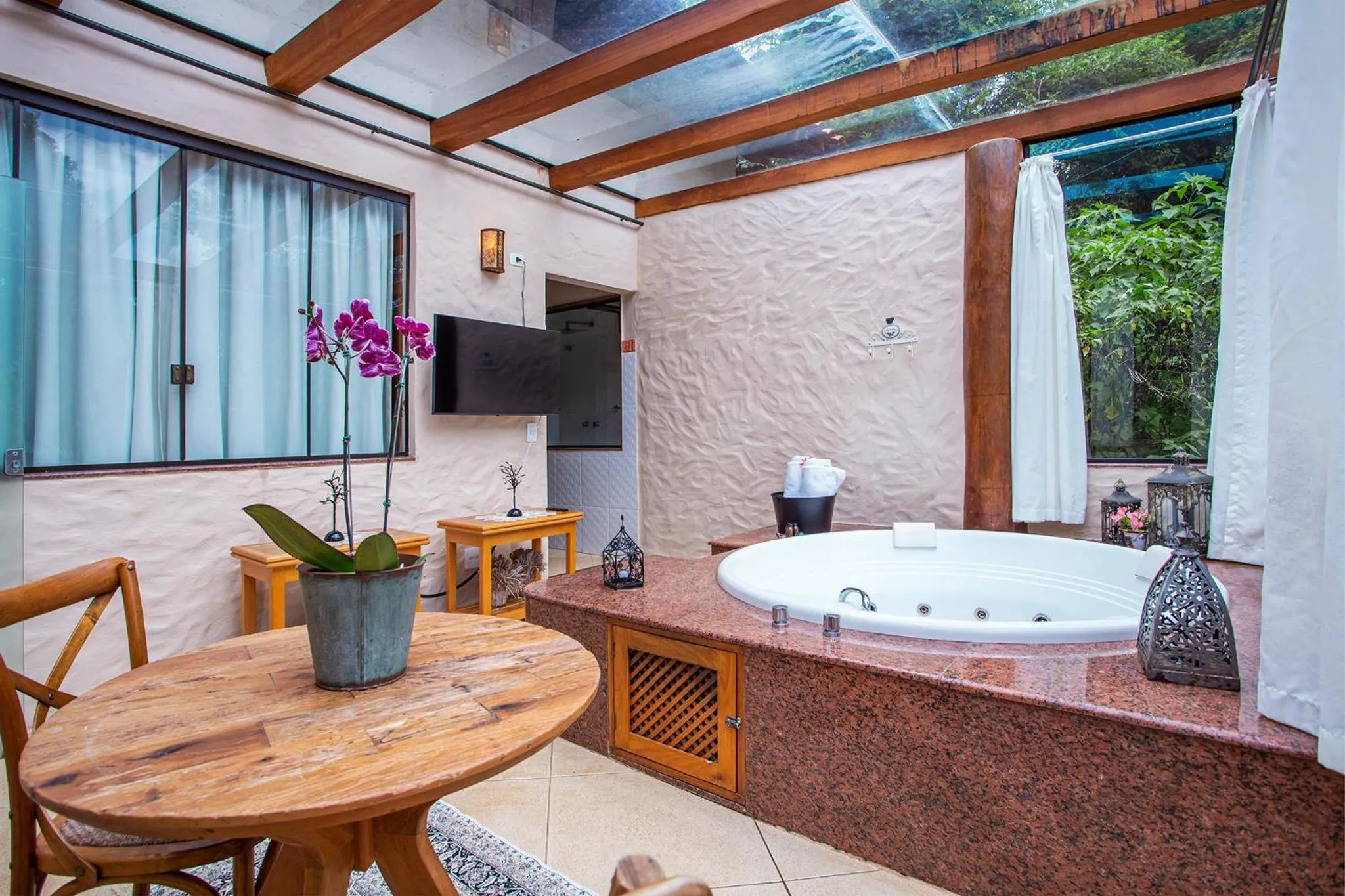 Hot Tub in Pousada Cavaleiro dos Pireneus