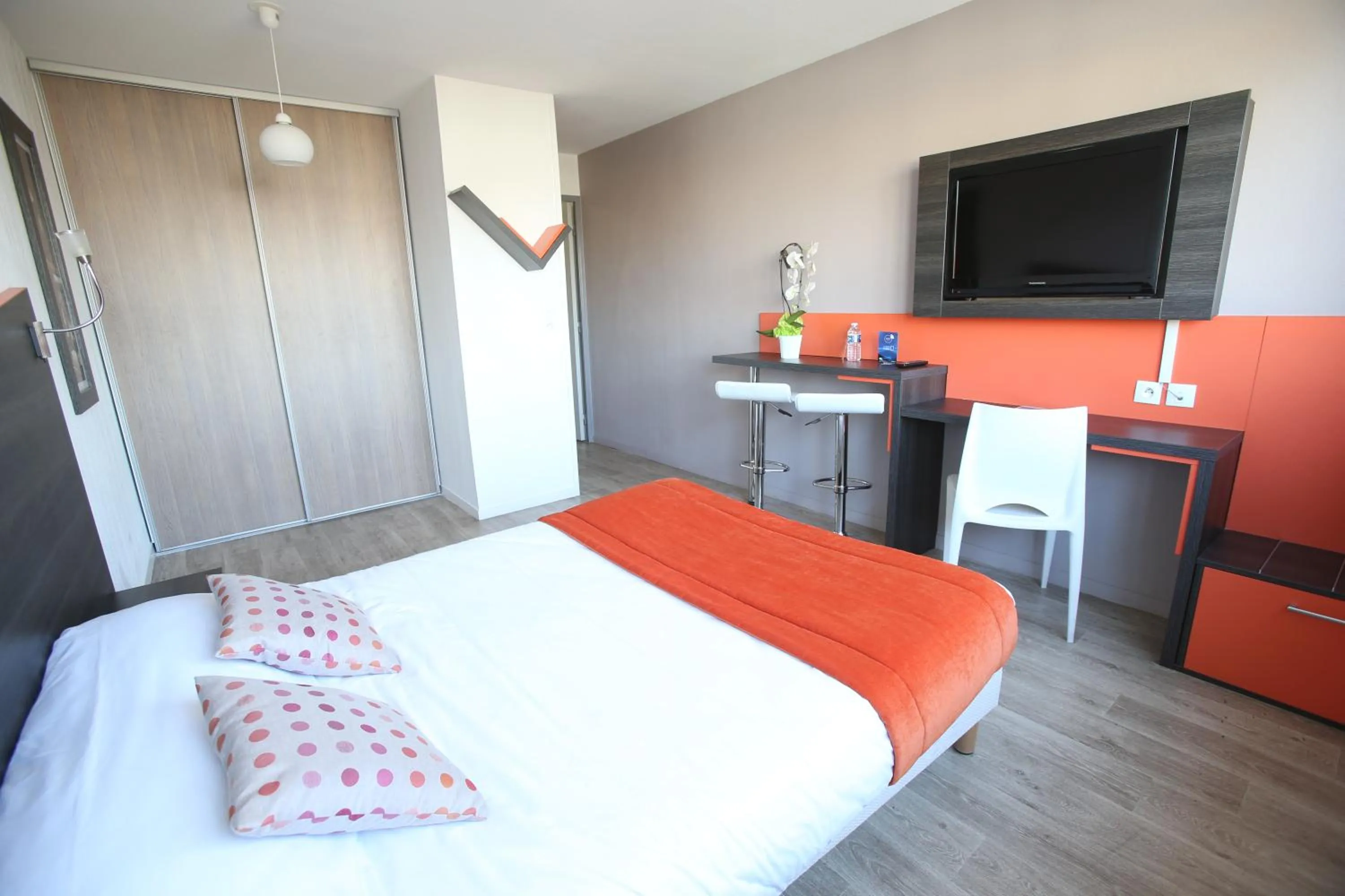 Photo of the whole room, Bed in Adonis Paris Sud