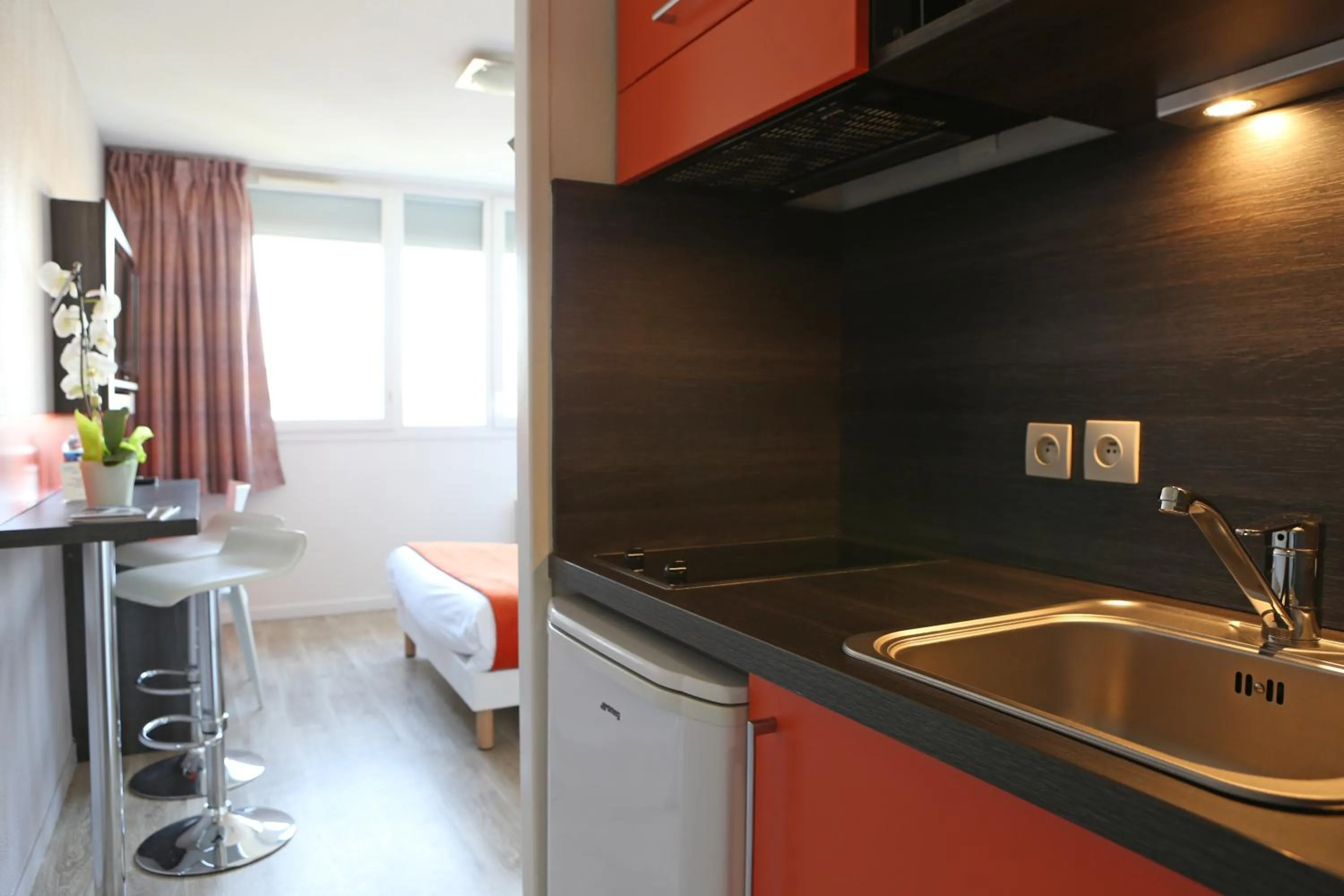 Kitchen or kitchenette in Adonis Paris Sud
