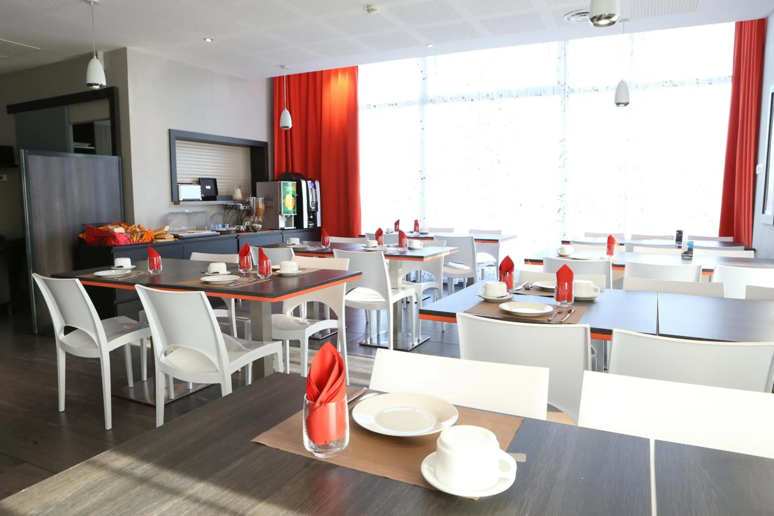 Restaurant/places to eat in Adonis Paris Sud Restaurant/places to eat in Adonis Paris Sud