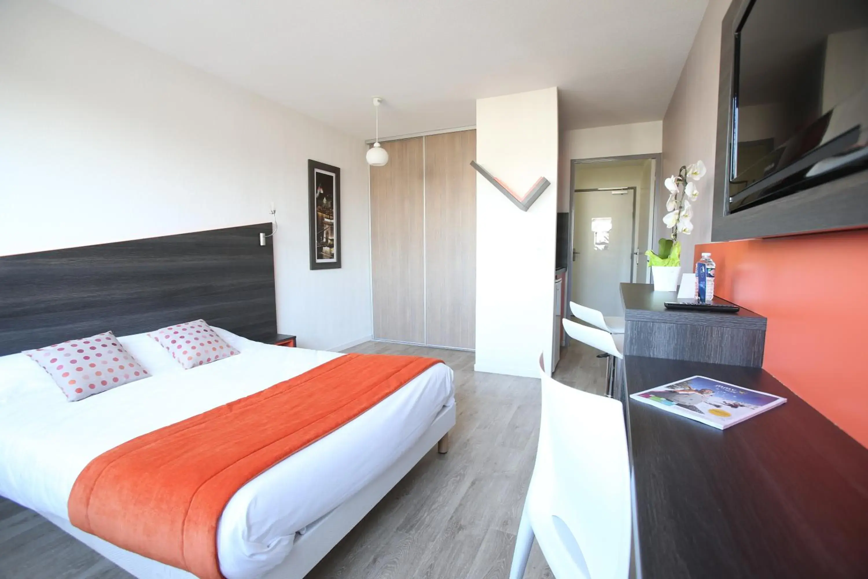 Photo of the whole room, Bed in Adonis Paris Sud Photo of the whole room, Bed in Adonis Paris Sud