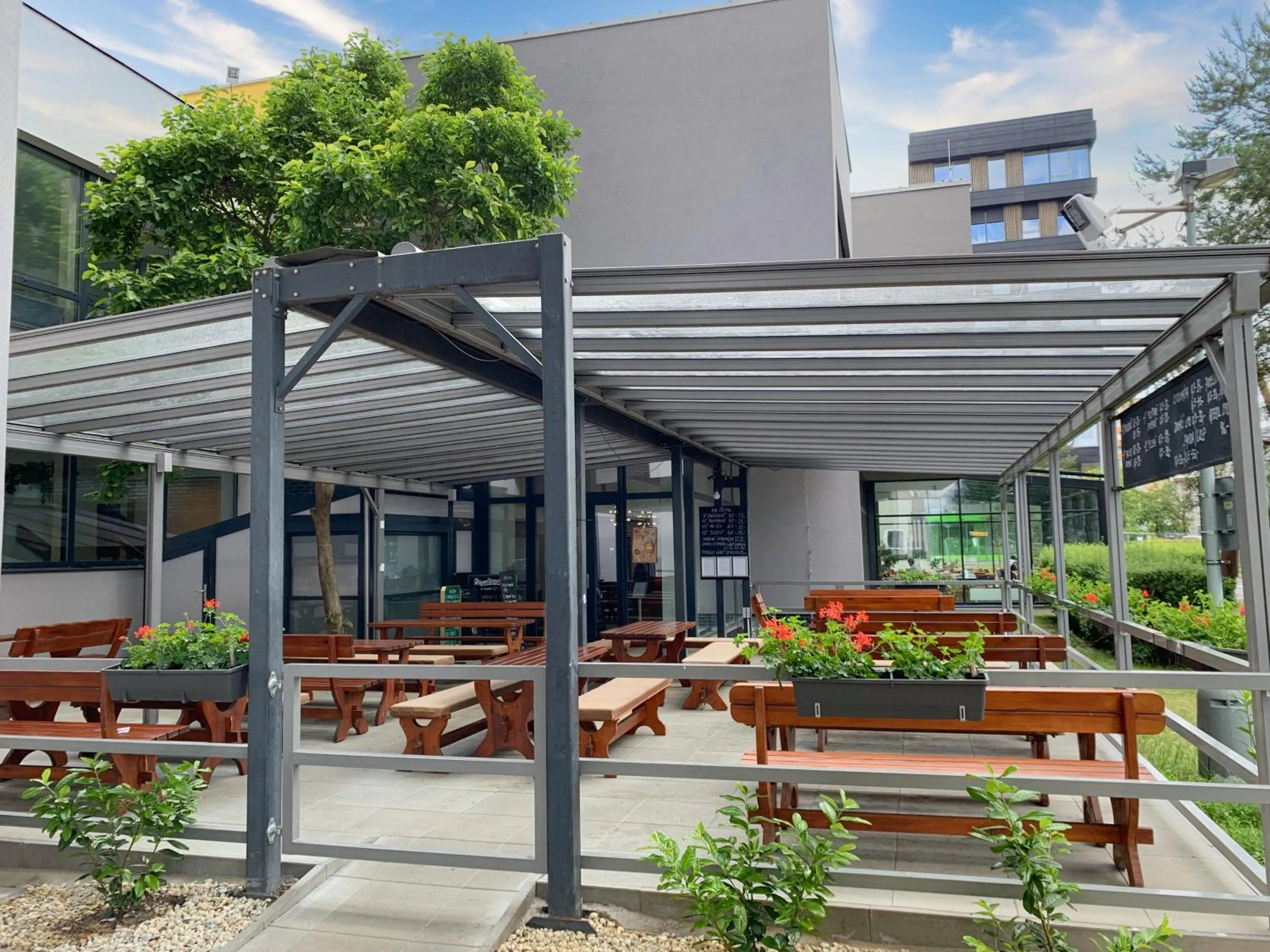 Restaurant/places to eat in Hotel ILF