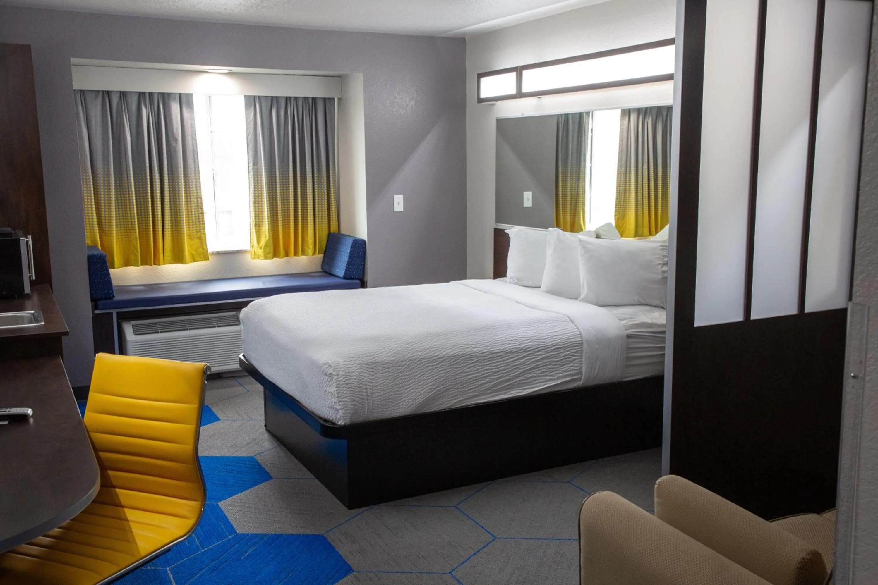 Photo of the whole room, Bed in Microtel Inn & Suites by Wyndham Searcy