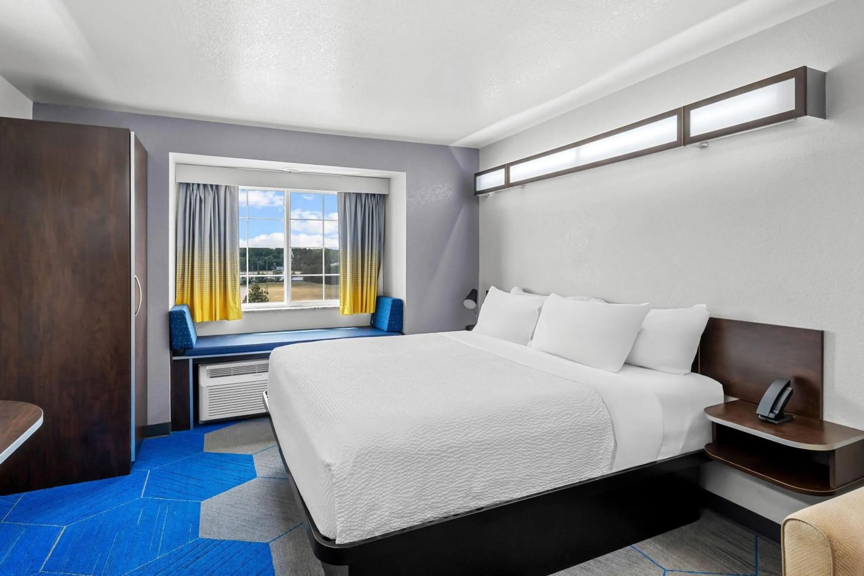 Photo of the whole room, Bed in Microtel Inn & Suites by Wyndham Searcy