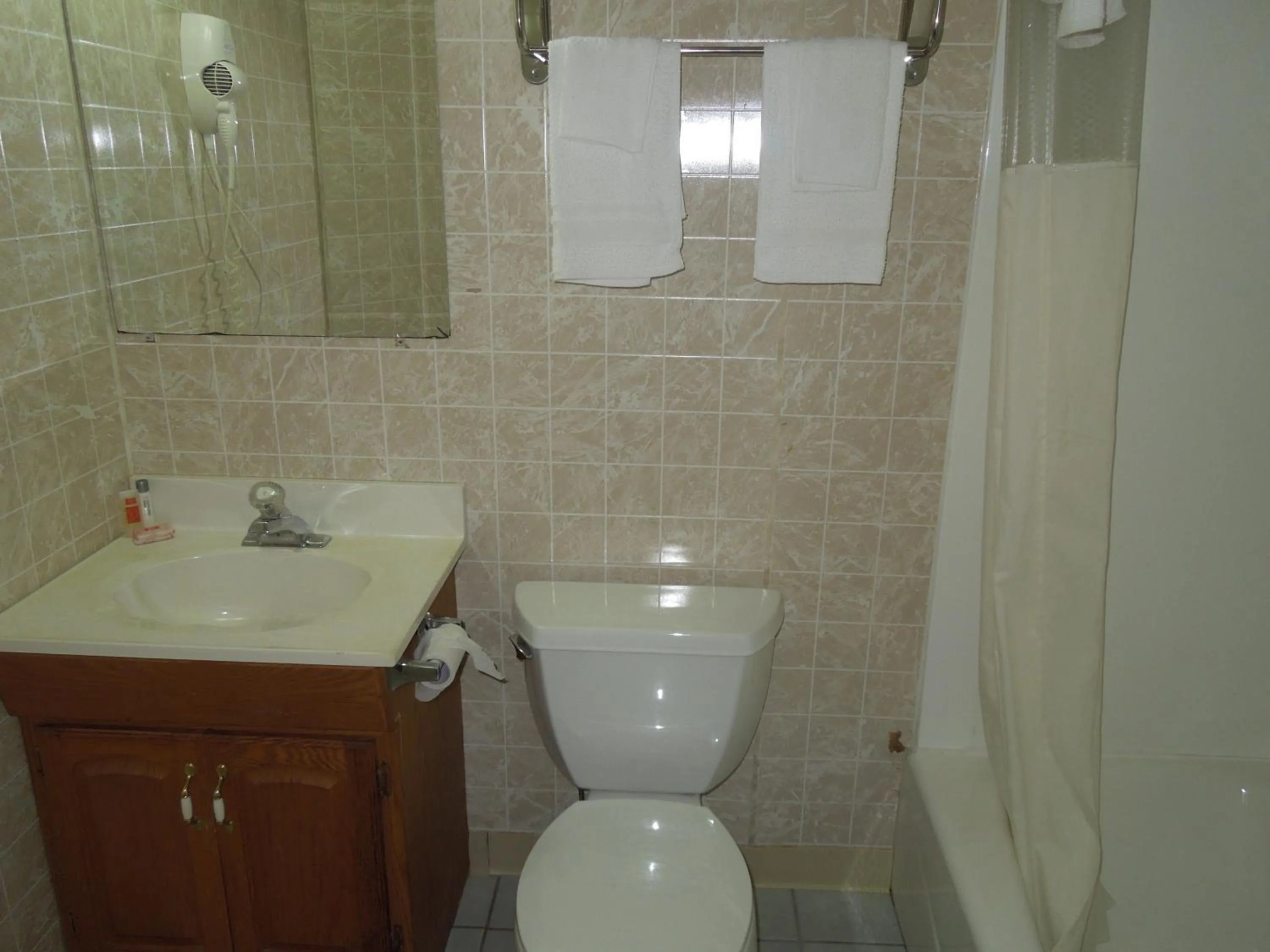 Bathroom in Red Carpet Inn Ronks