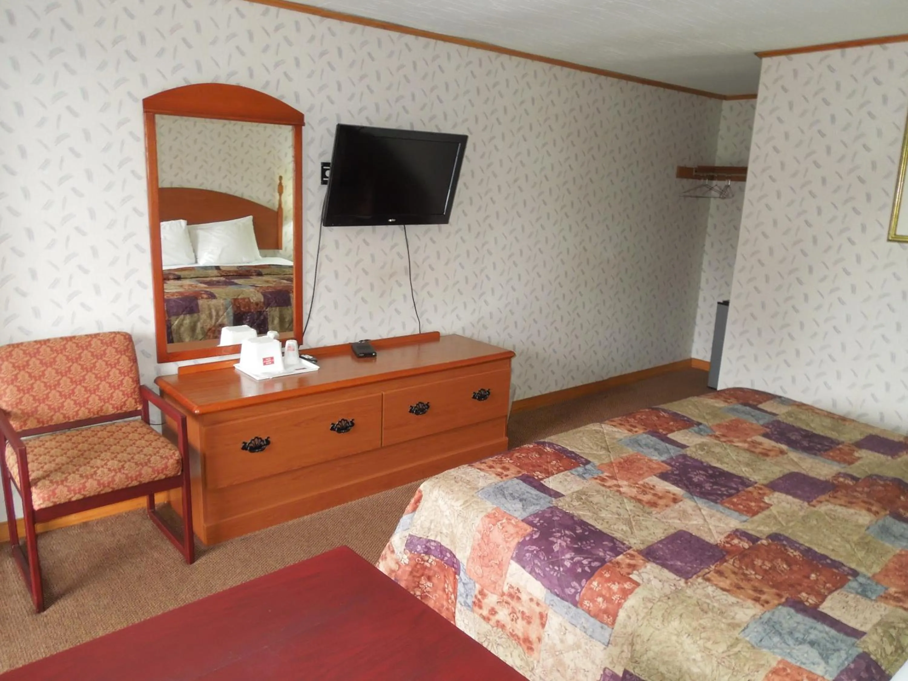 Photo of the whole room, Bed in Red Carpet Inn Ronks