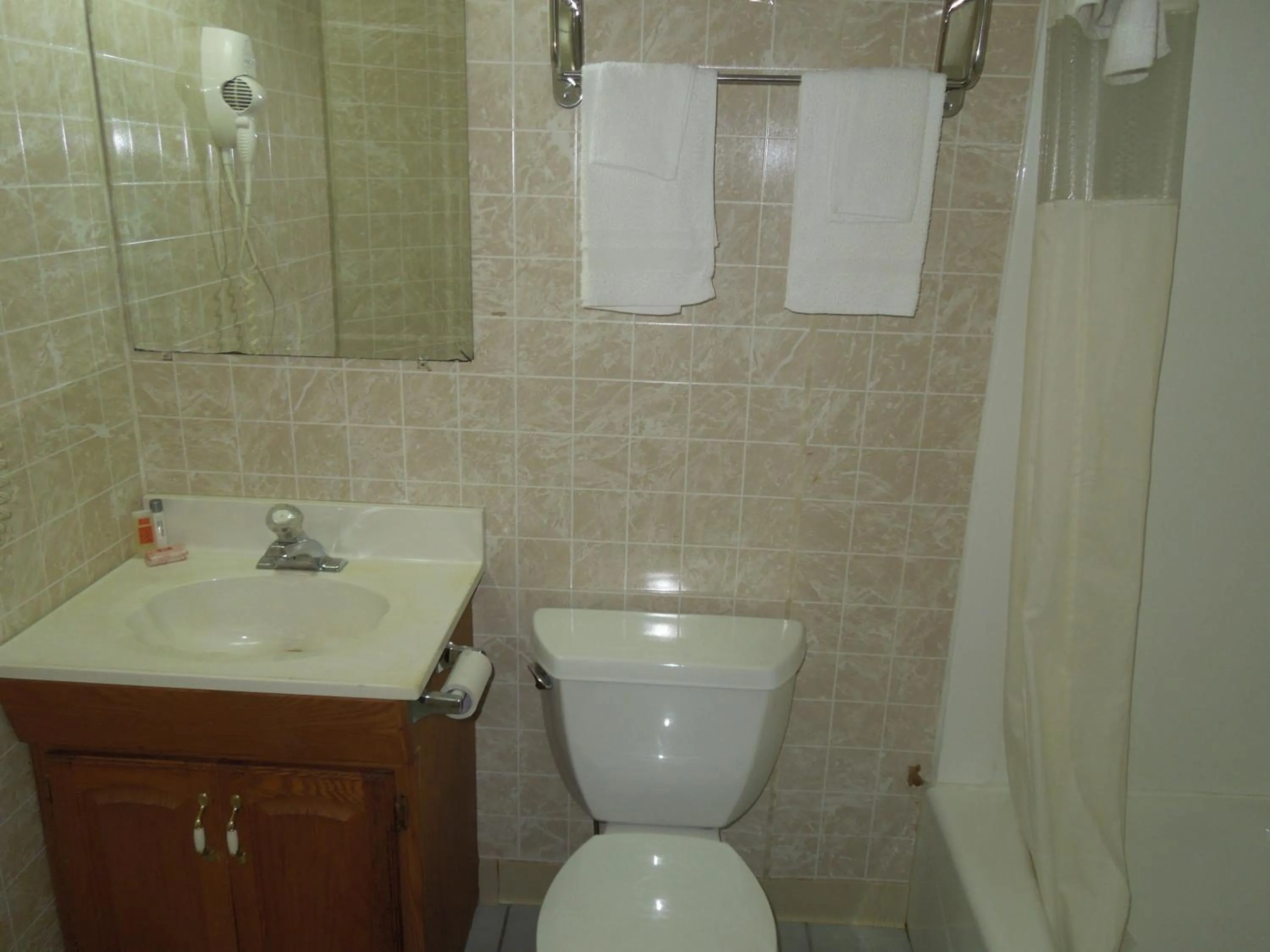 Bathroom in Red Carpet Inn Ronks