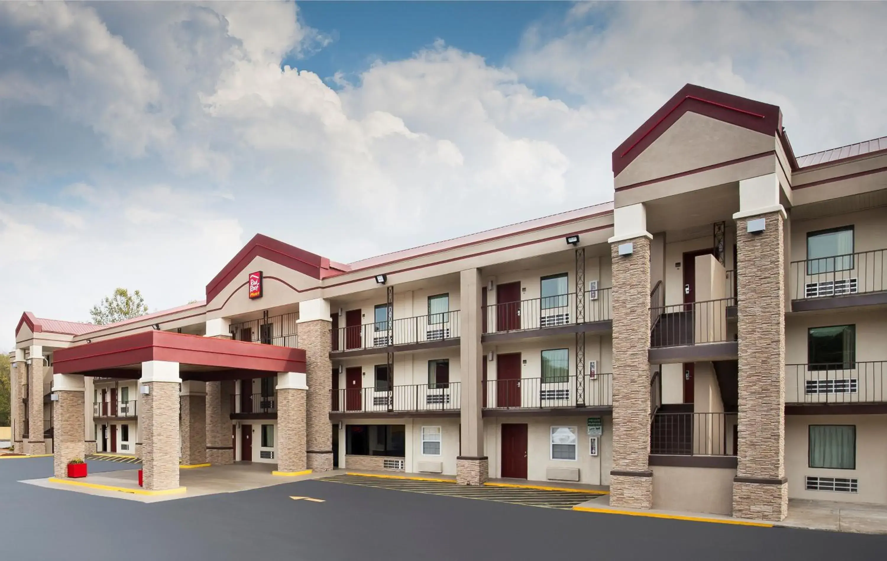 Property building in Red Roof Inn PLUS+ Birmingham East – Irondale/Airport Property building in Red Roof Inn PLUS+ Birmingham East – Irondale/Airport