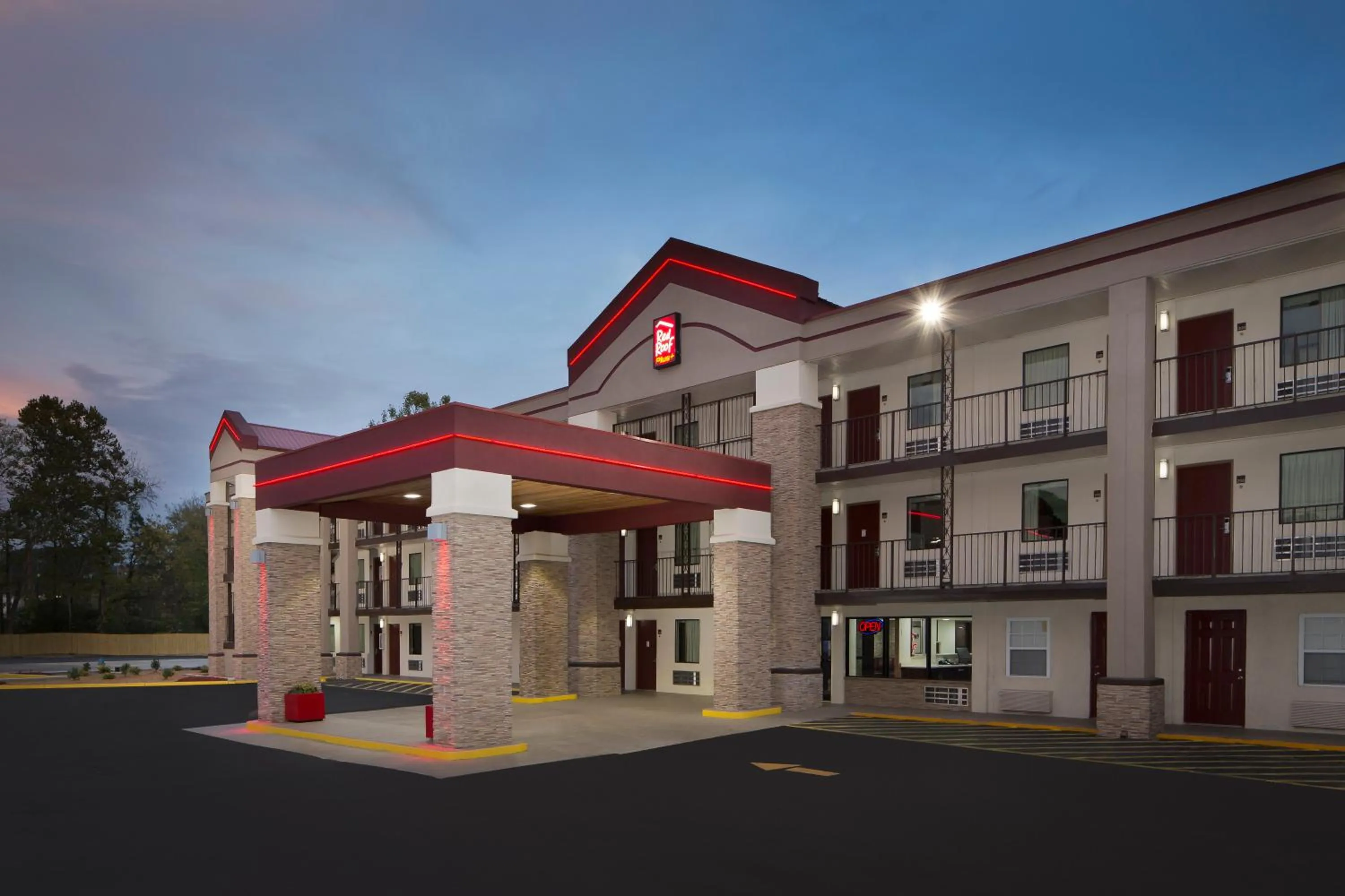 Property building in Red Roof Inn PLUS+ Birmingham East – Irondale/Airport