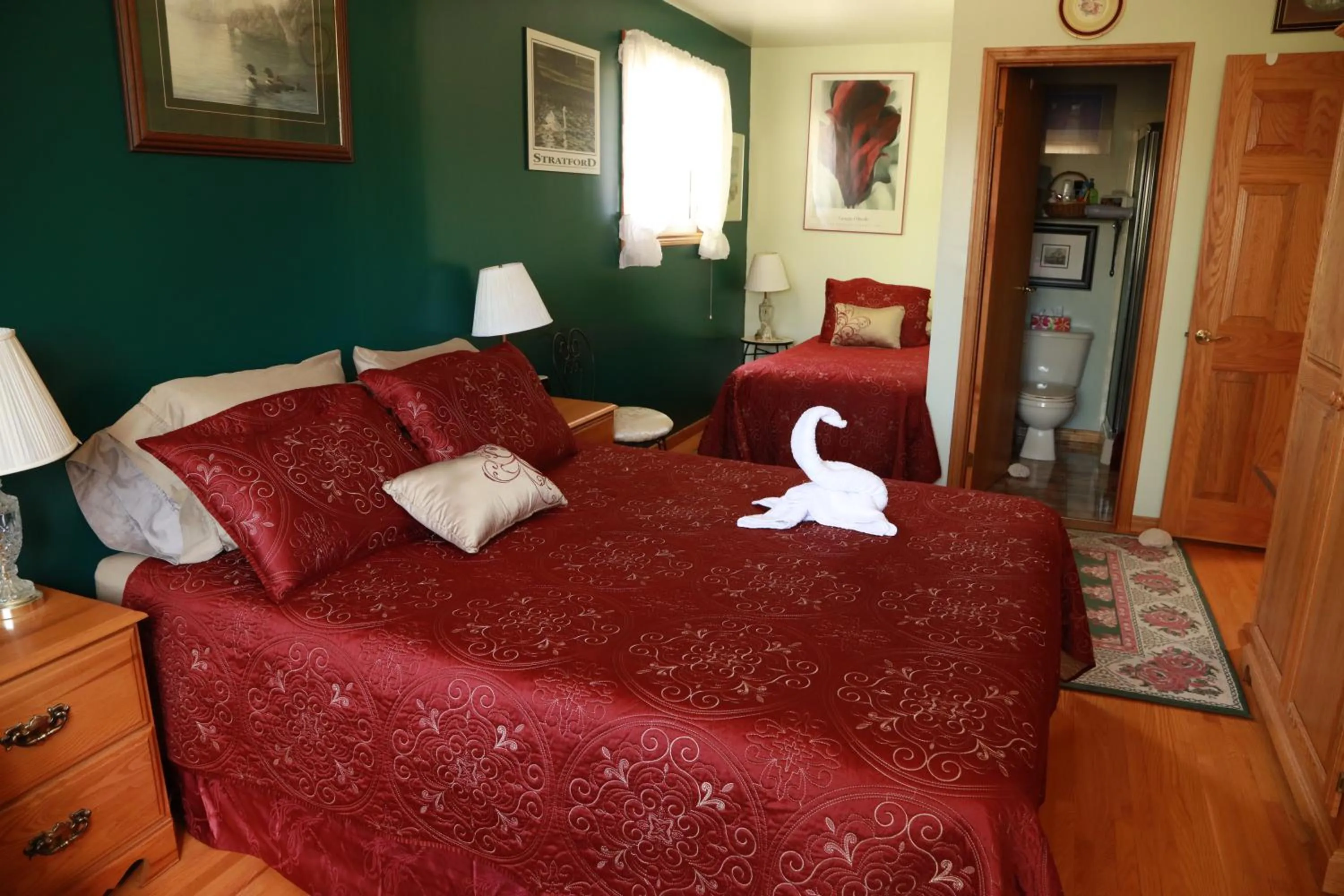 Bathroom, Bed in A Garden Stroll Bed & Breakfast