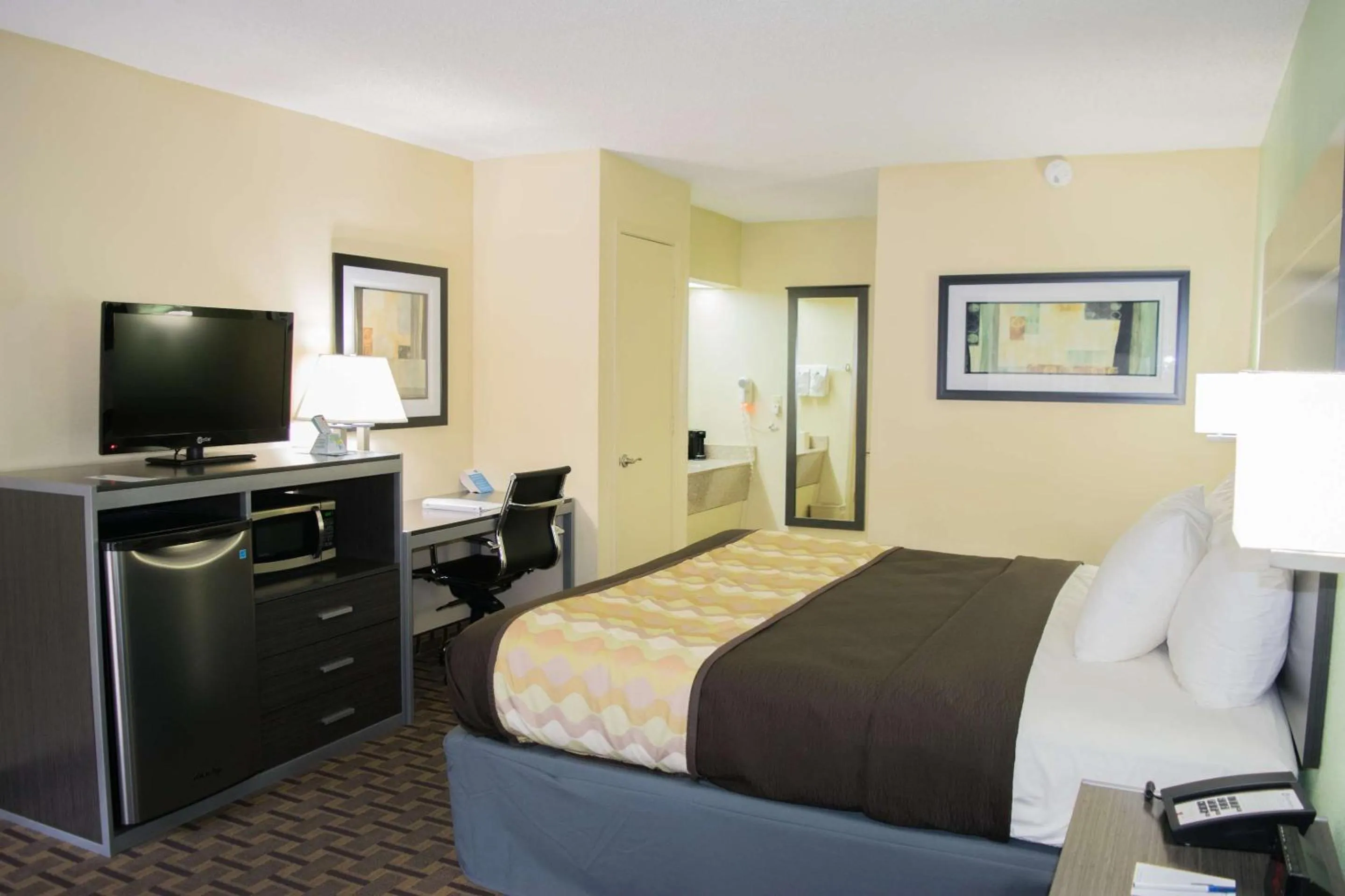 Photo of the whole room, Bed in Best Western Coachlight